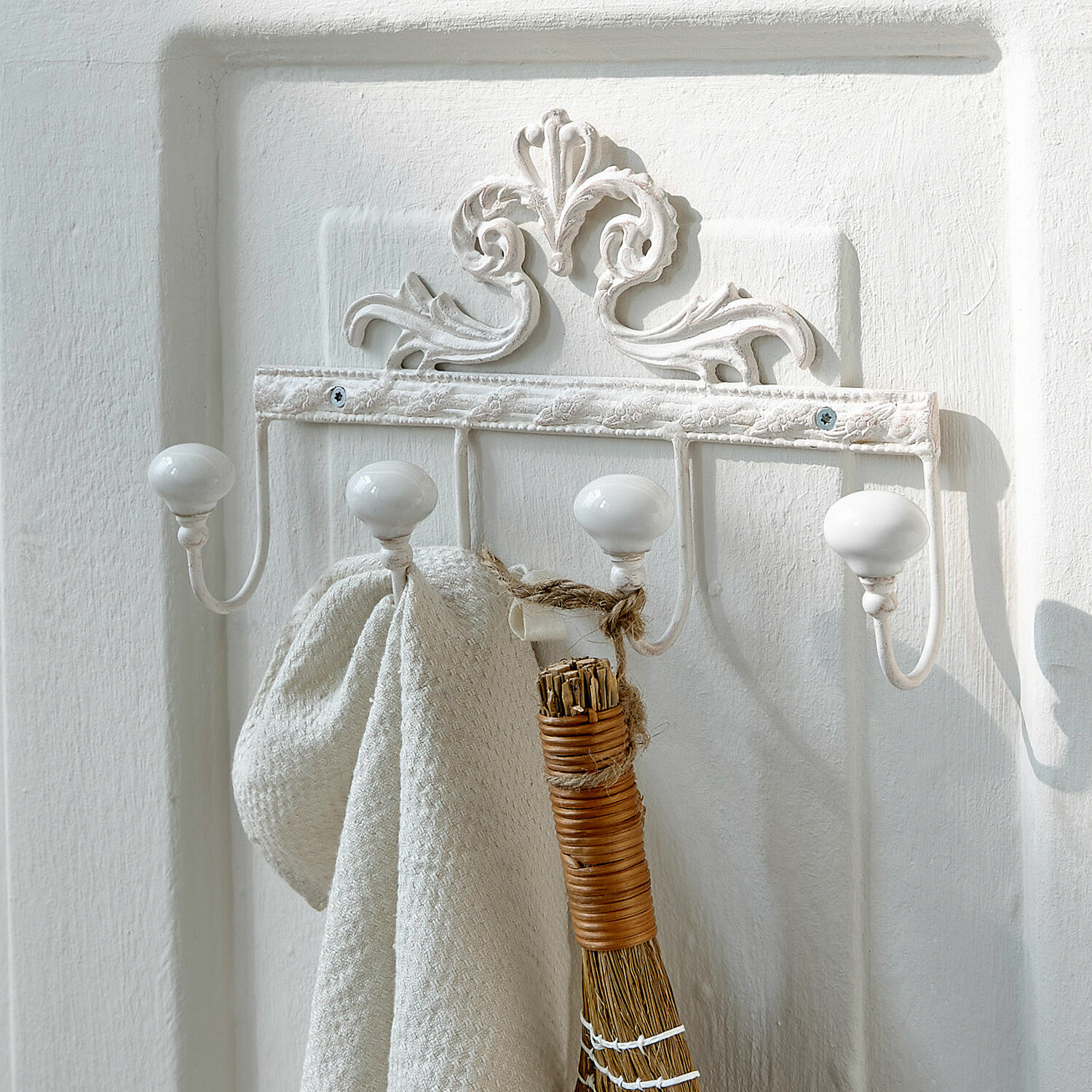 Hakenleiste Cher Weißer Metall-Wandhaken mit Keramikkugeln und dekorativem Muster, ideal für den Flur