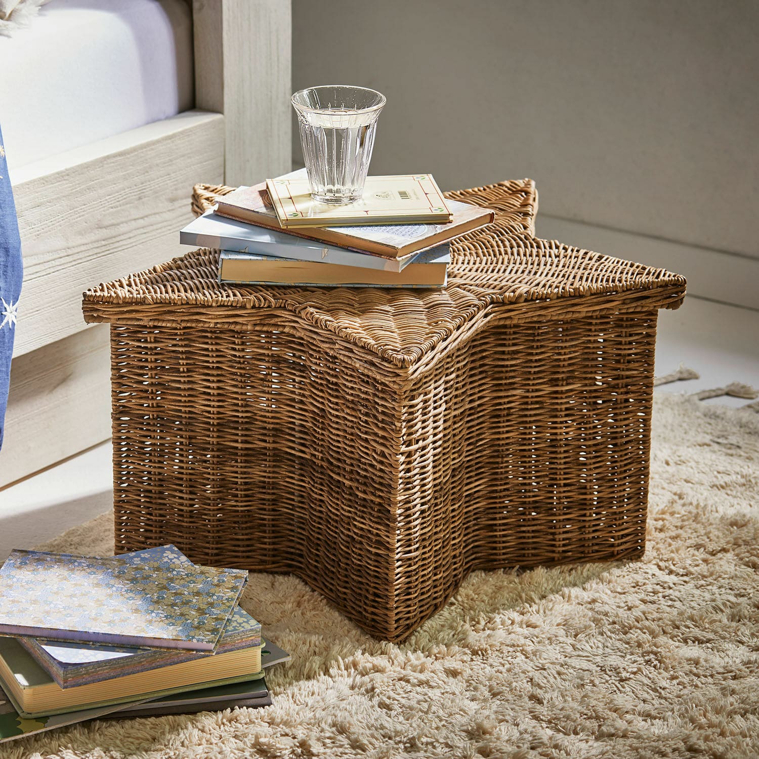 Korb Rivolina Sternförmiger Korb aus Rattan auf Teppich mit Büchern und Wasserglas, naturfarbig