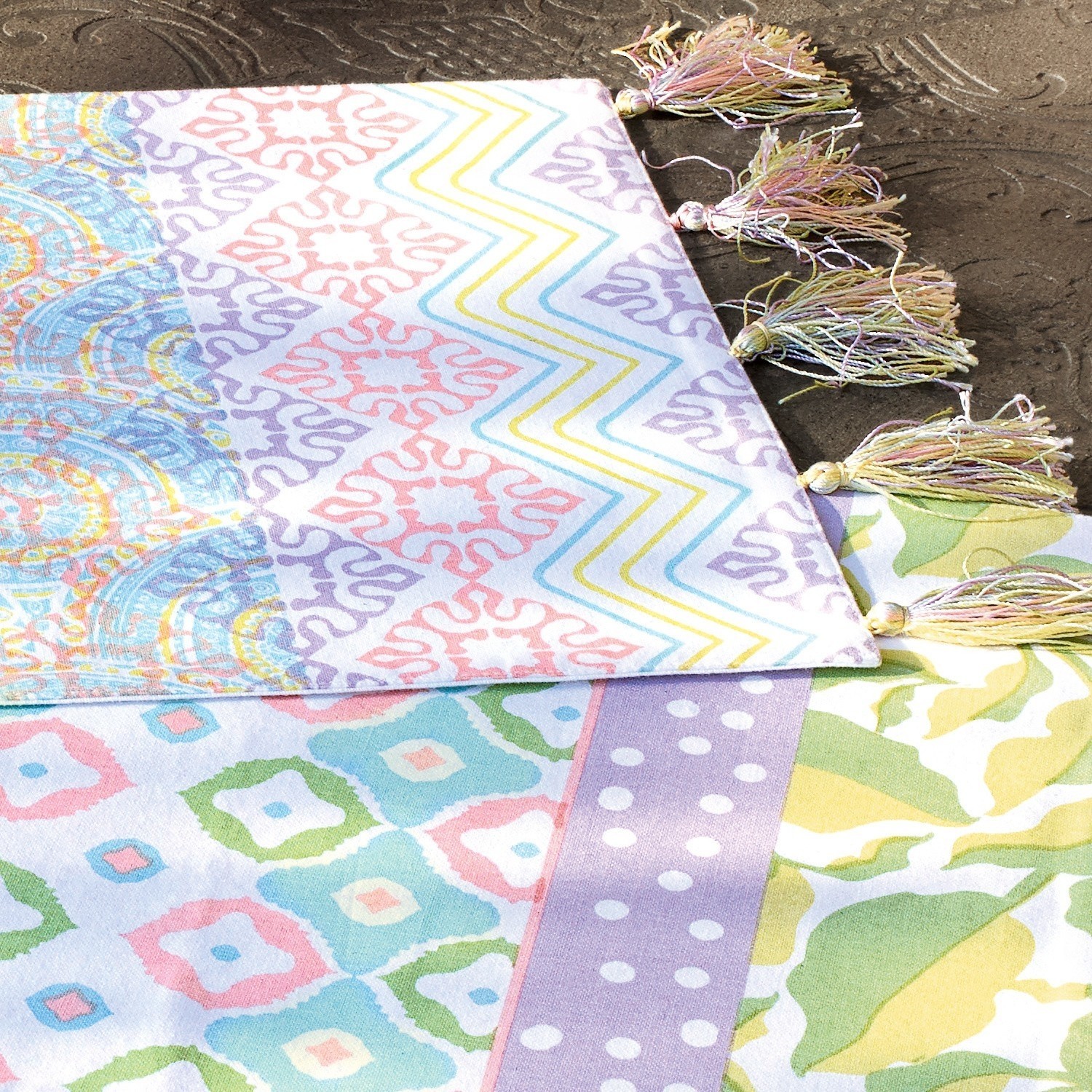 Bunte Baumwoll-Tischdecke mit geometrischem Muster und Quasten, ideal für Tischdekoration