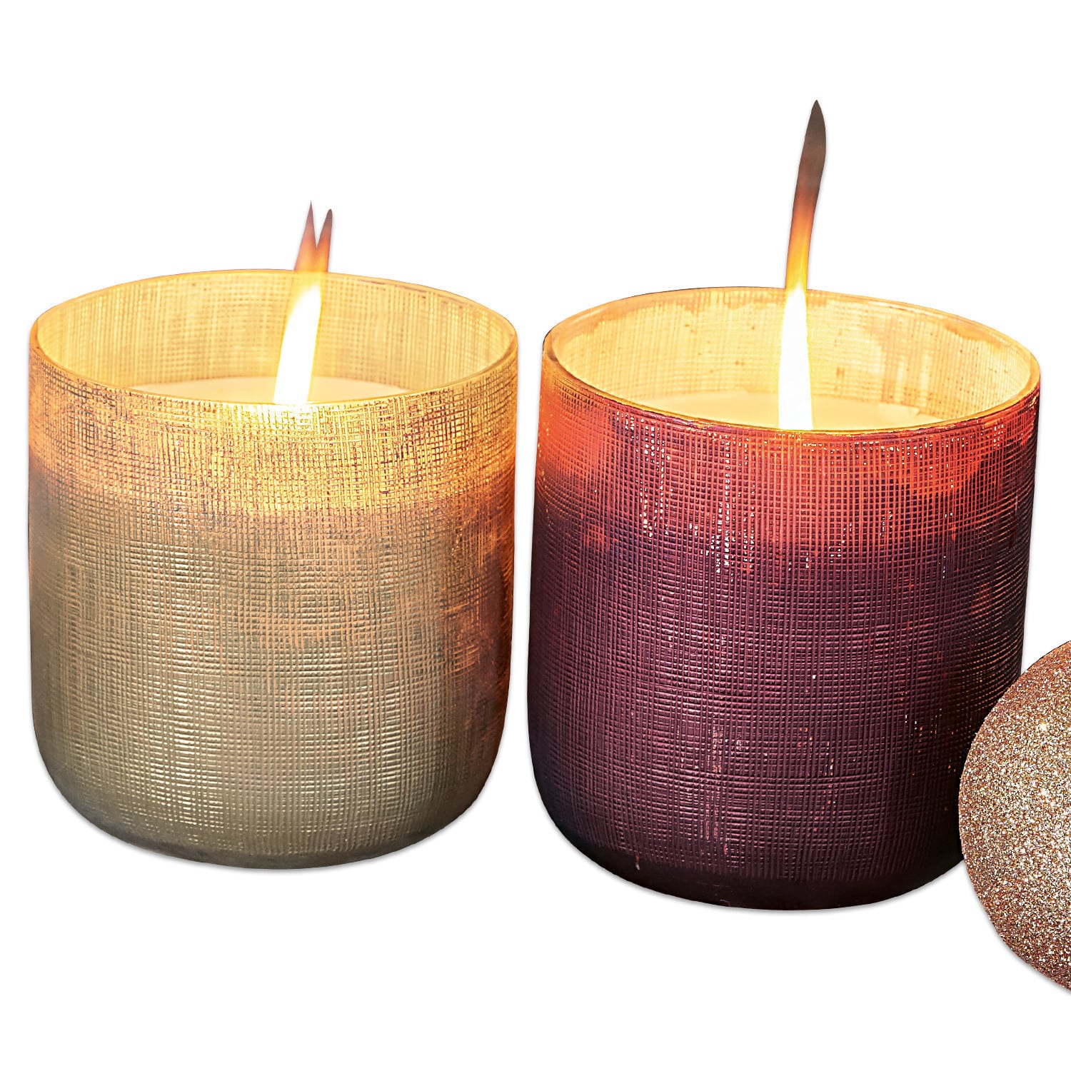 Zwei brennende Kerzen in strukturierten Glasbehältern in Beige und Bordeaux