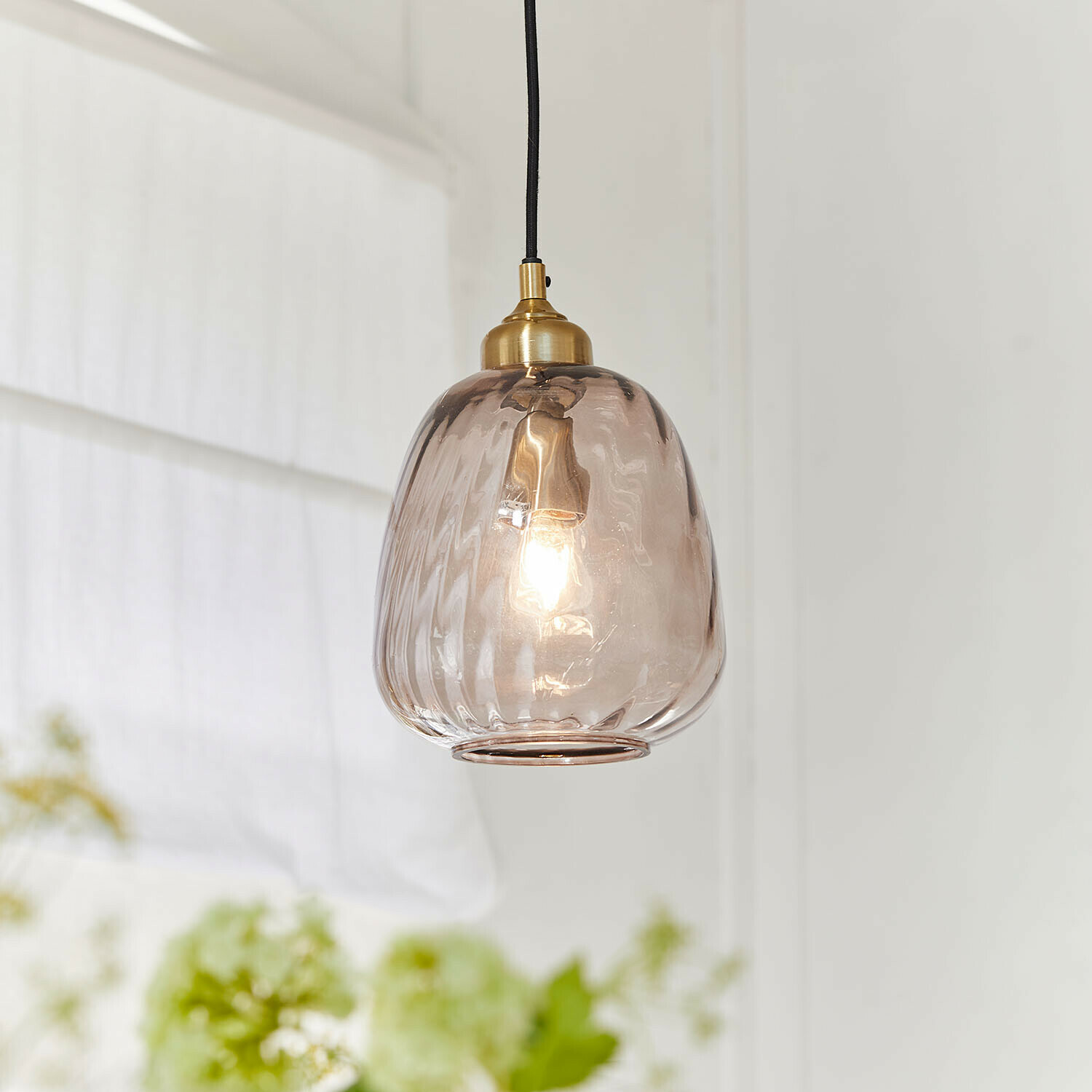 Hängelampe aus transparentem rosa Glas mit Messingfassung, modernes Wohnraumlicht