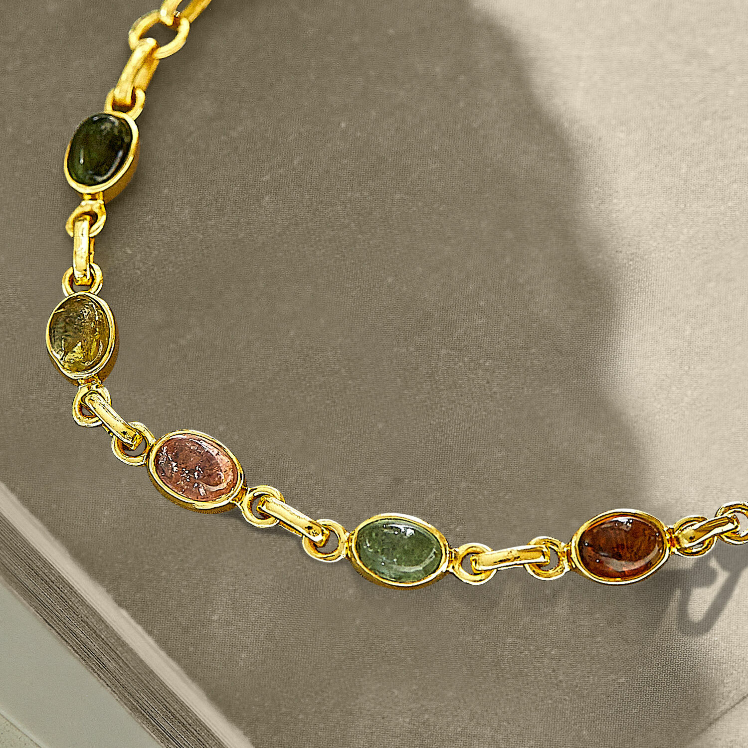 Goldene Halskette mit bunten ovalen Steinen, eleganter Damenschmuck