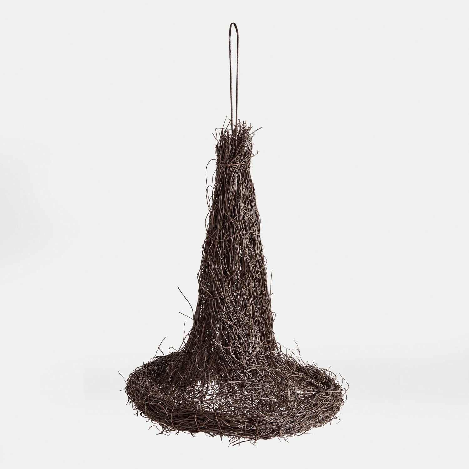 Hängende Dekoration aus dunklem Weidenmaterial in kegelförmigem Design mit rundem Boden