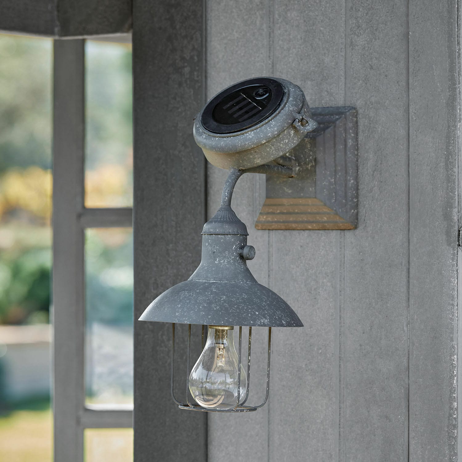Solar-Wandlaterne Anniviers Graue Metall-Wandleuchte mit Schirm und Glühbirne im rustikalen Stil für Außenbeleuchtung