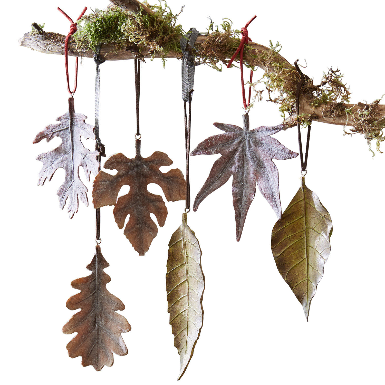 Blatt 6er Set Merel Metallblätter in Braun- und Grüntönen an moosbedecktem Ast hängend, herbstliche Dekoration