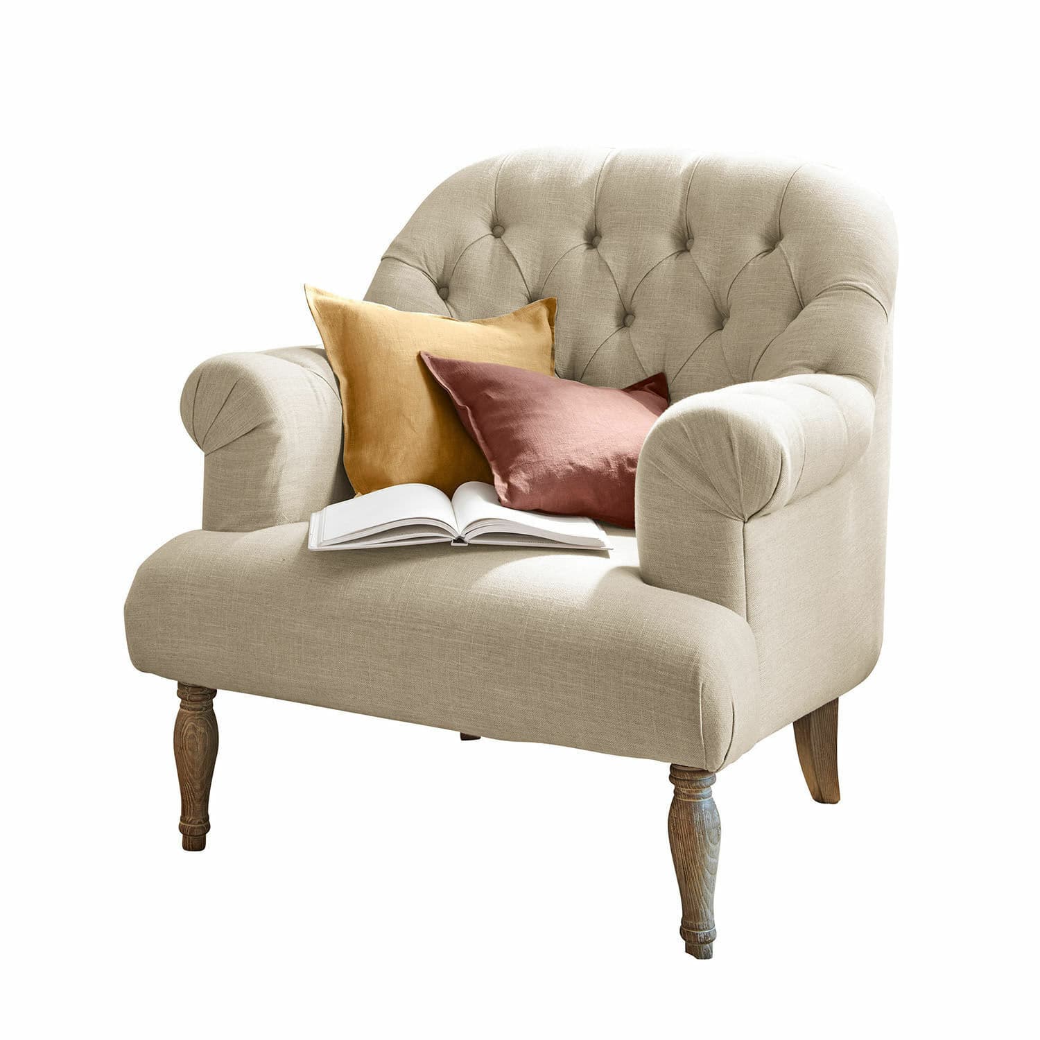 Sessel Shambrook Beige gepolsterte Couch mit Holzbeinen, zwei farbigen Kissen und offenem Buch für gemütliches Wohnen
