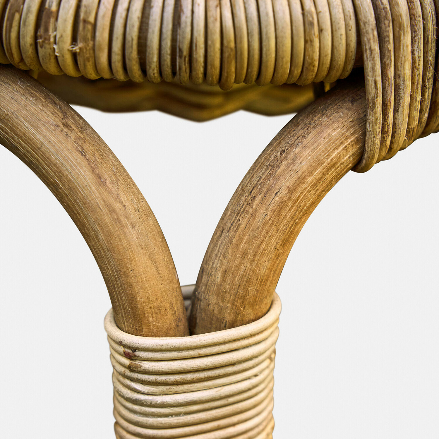 Nahaufnahme eines Möbelstücks aus natürlichem Rattan mit hellbrauner Oberfläche und geflochtenem Detail
