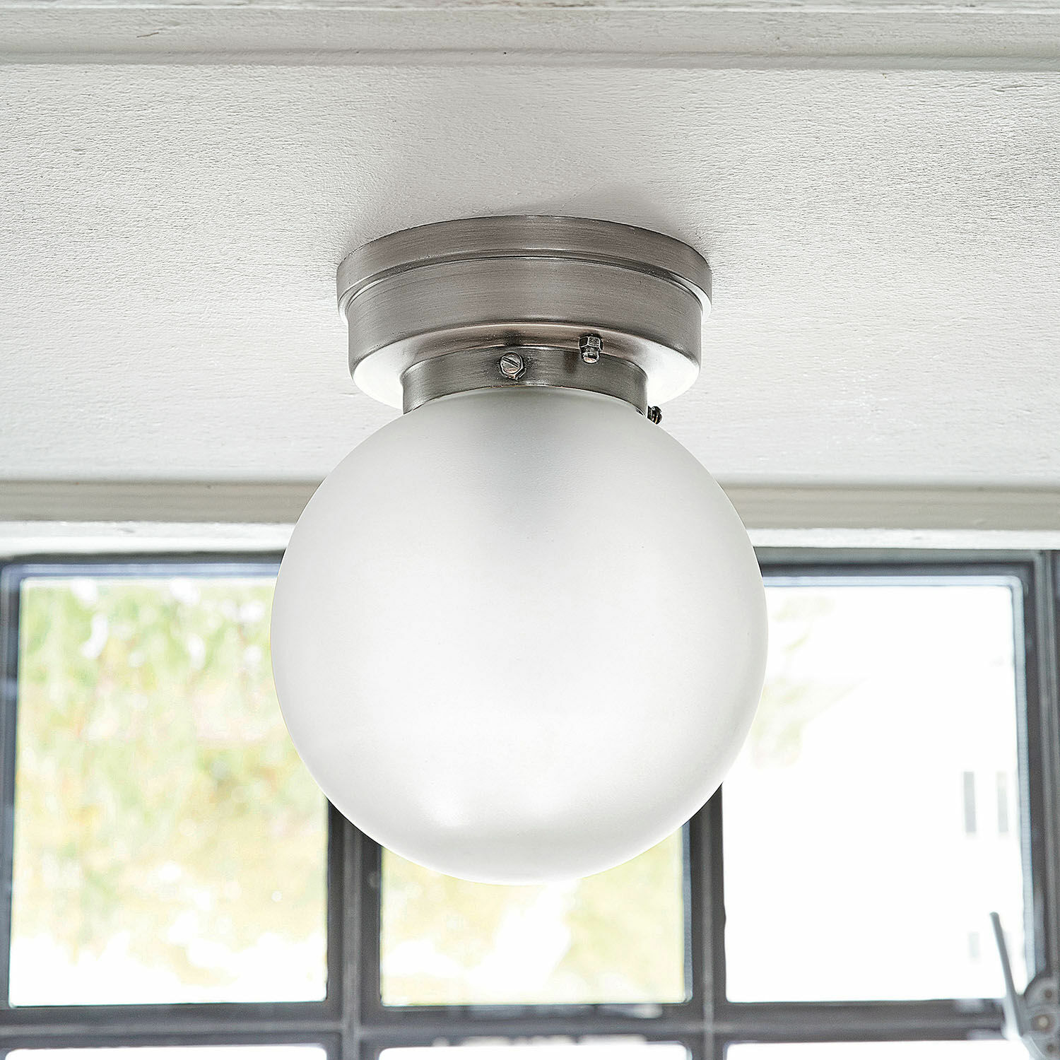 Deckenleuchte mit mattiertem Glas und nickelfarbenem Metallfuß für Innenräume