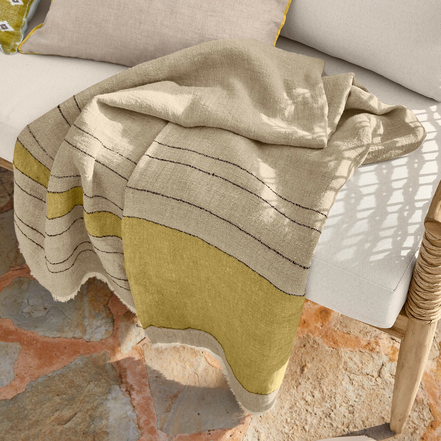 Plaid Brisalda Beige-olivfarbene Leinen-Decke mit feinem Streifenmuster, ideal für Wohnkultur und Entspannung