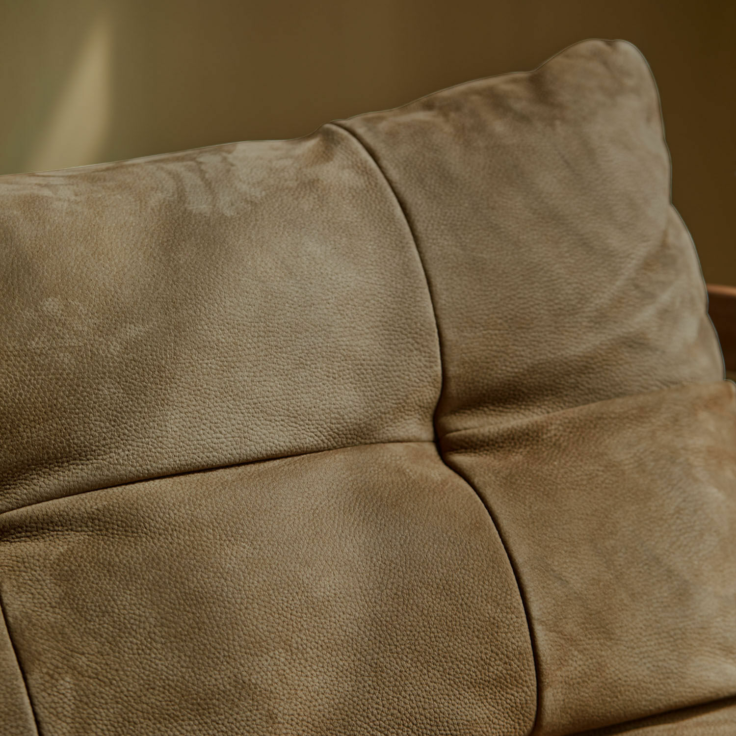 Beige weiches Kissen aus natürlichem Leder mit feiner Struktur, ideal für Wohnräume