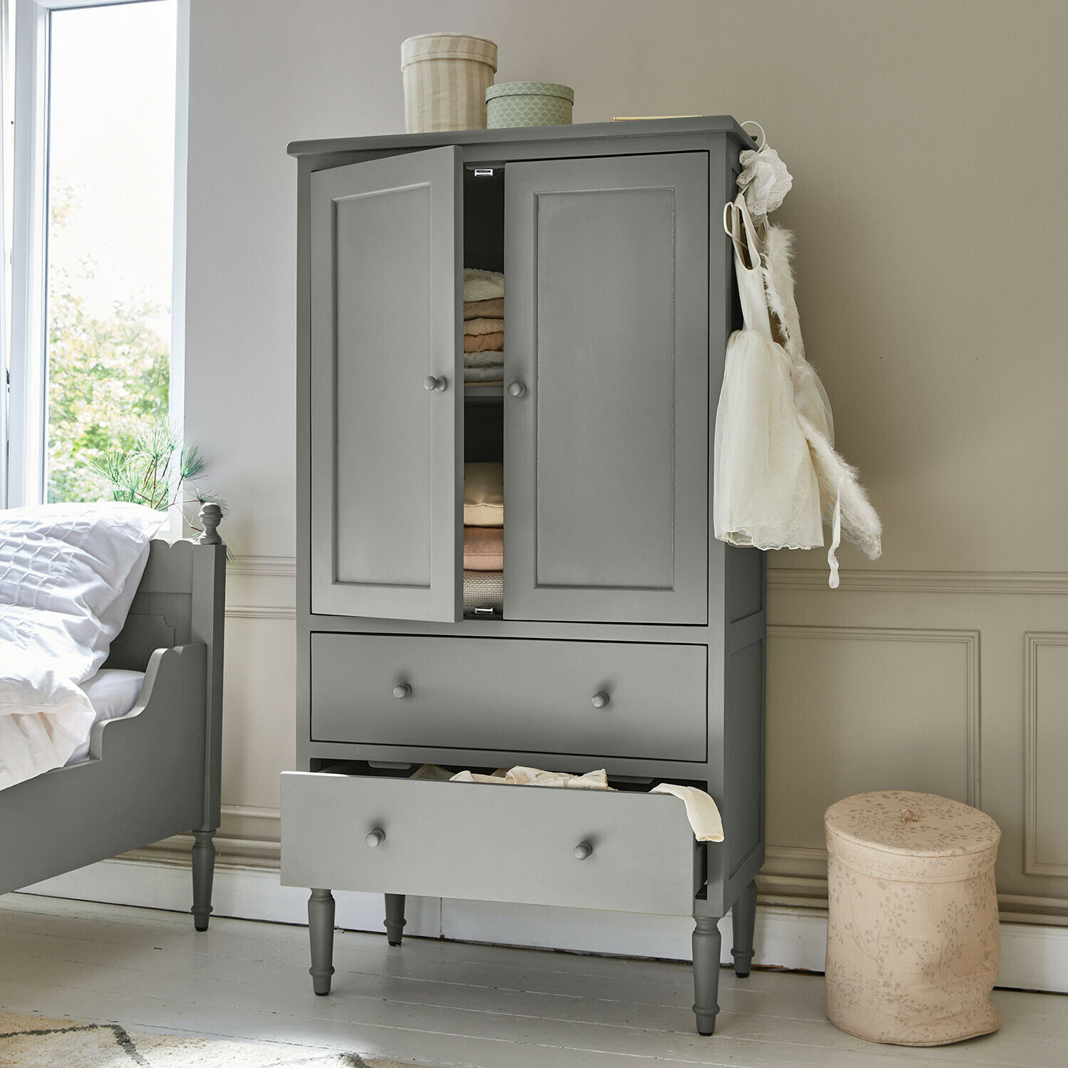 Grüner Holzschrank mit zwei Schubladen und Regalfächern, klassisches Schlafzimmermöbel