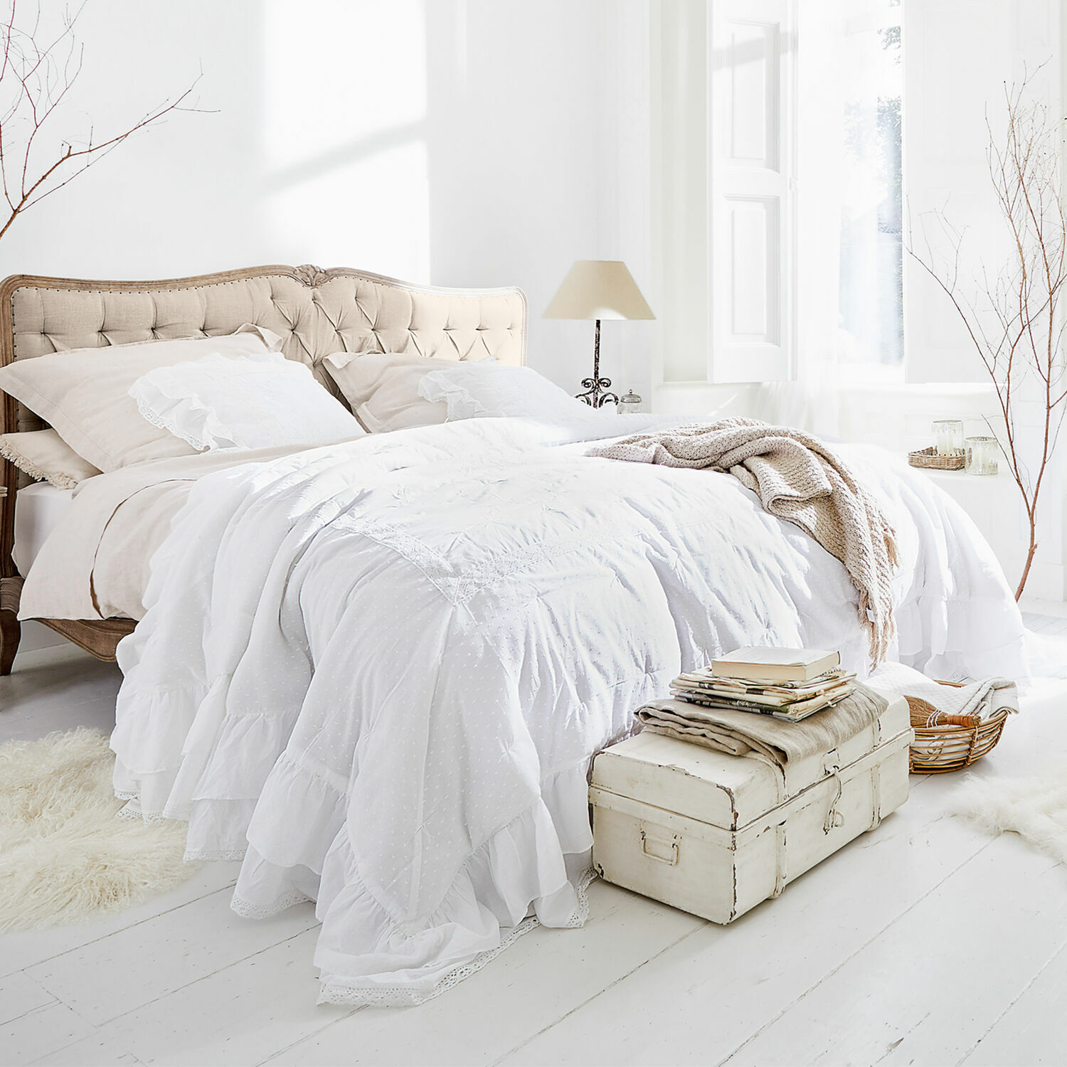 Quilt Pittefaux Gemütliches Schlafzimmer mit beige gepolstertem Bett und weißer Baumwollbettwäsche im Vintage-Stil