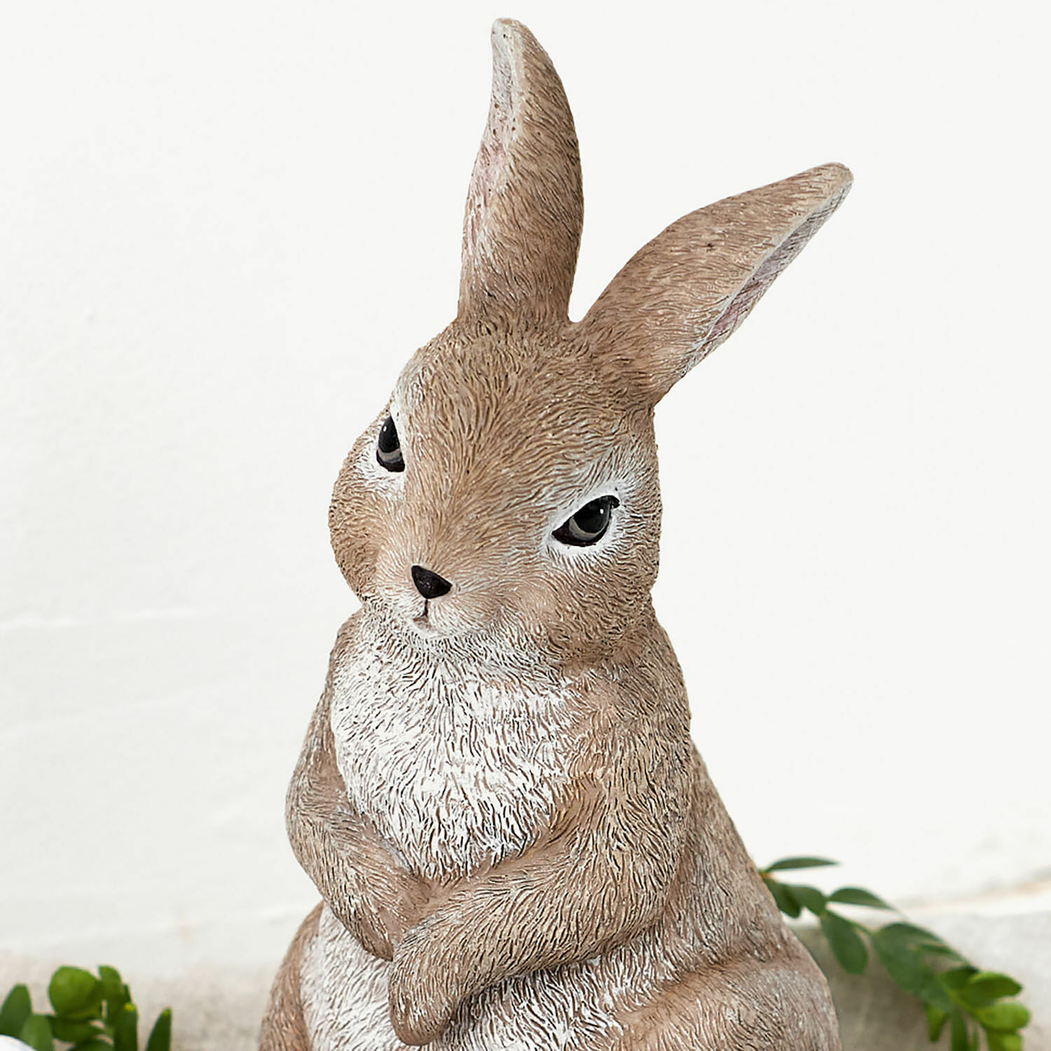 Hasenfigur aus Kunststoff in natürlichem Braun für Wohn- und Gartendekoration