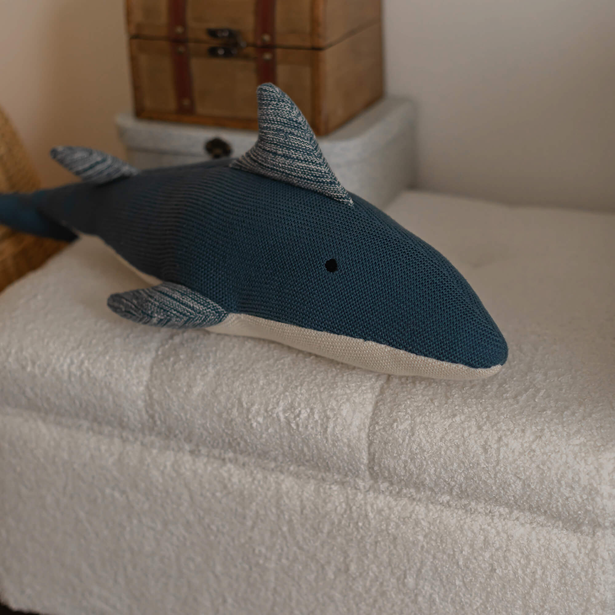 Marineblaue gestrickte Haifisch-Kissenfigur auf weißem weichem Stoff, Kinderzimmerdekoration