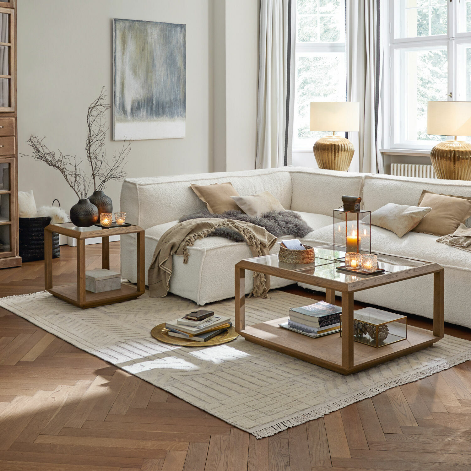 Teppich Bachant Moderner Wohnraum mit weißem Sofa und Holzcouchtischen auf hellem Teppich, Dekoration und Lampen
