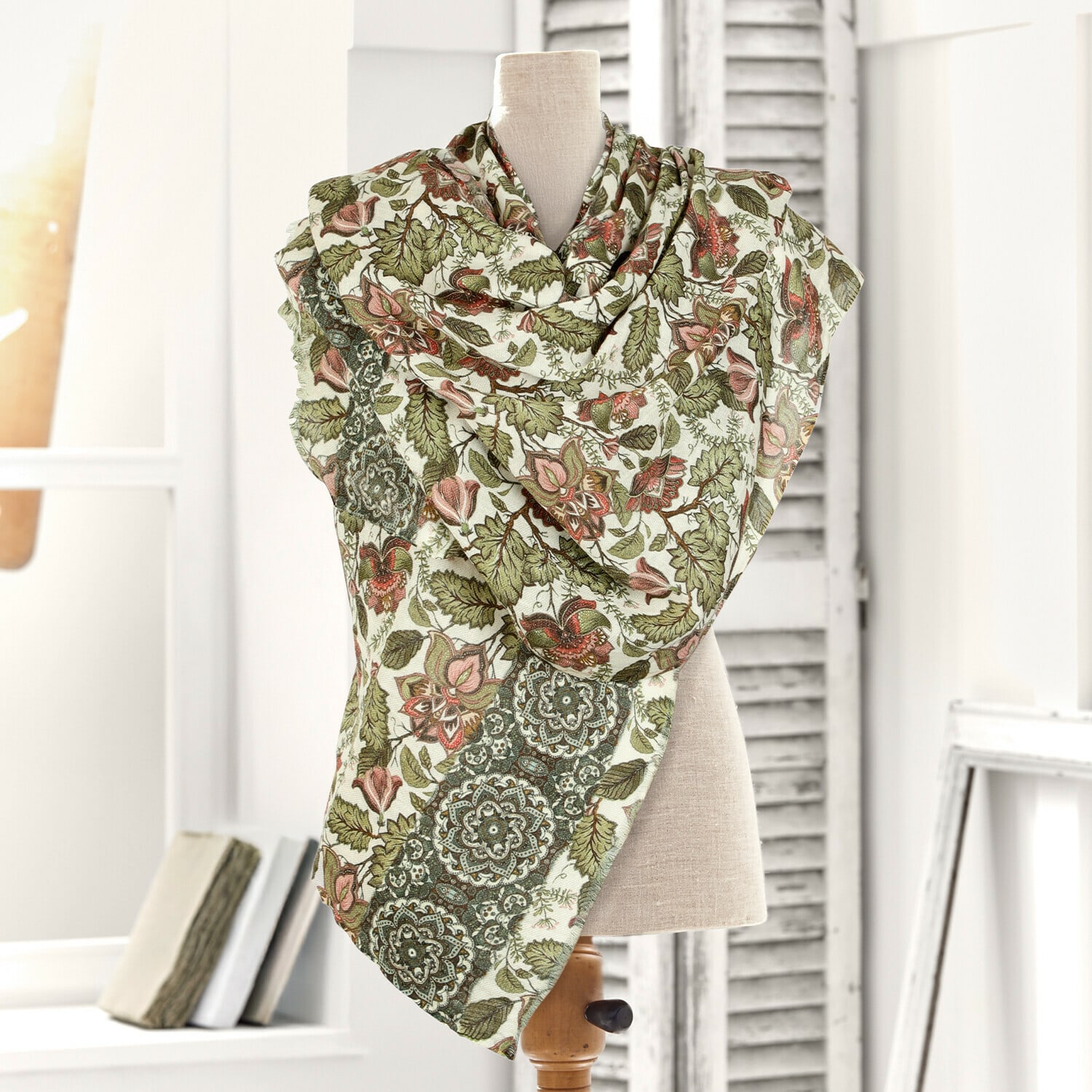 Baumwollschal mit grün-rosa Blumenmuster, leichter und dekorativer Modeakzent