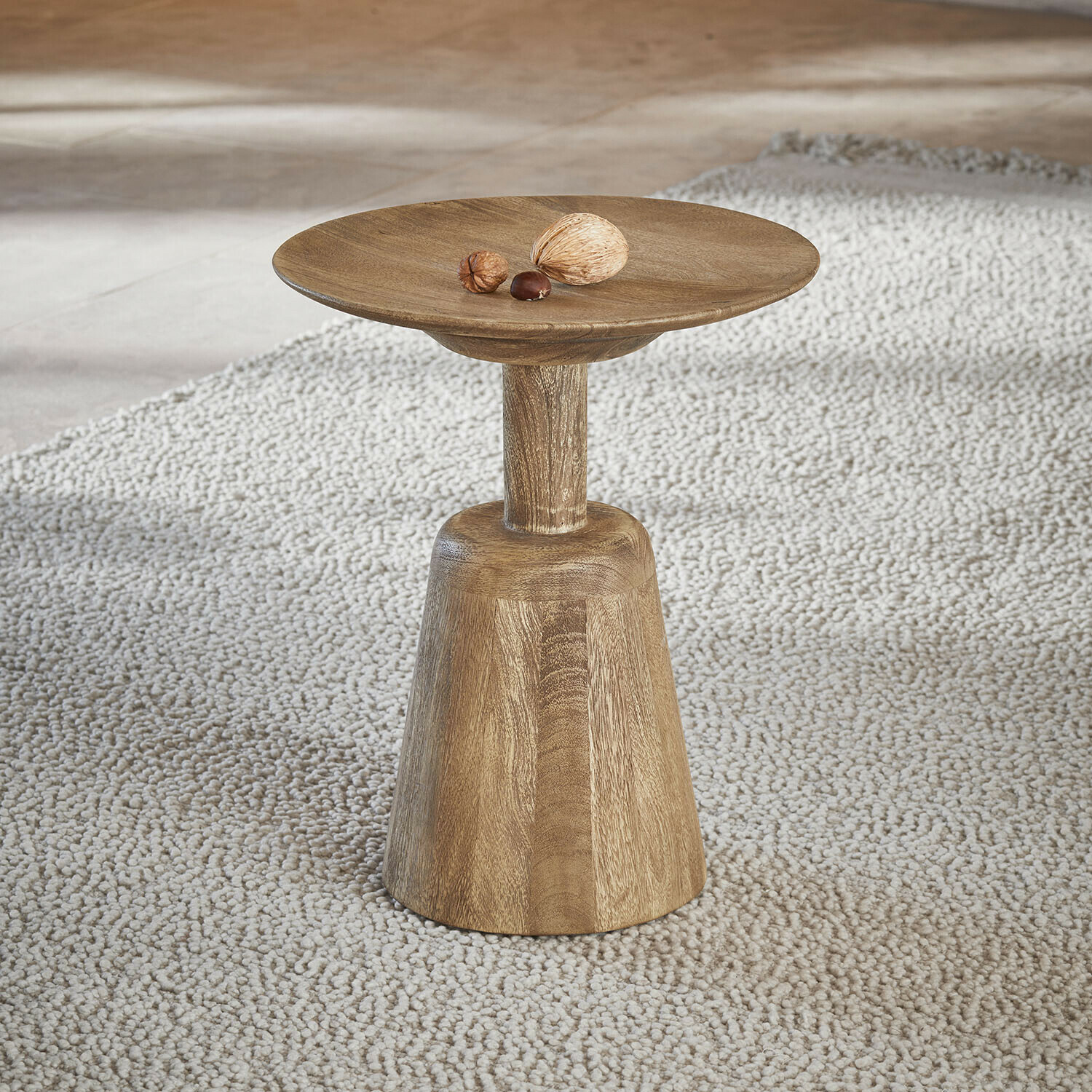 Beistelltisch Ulric Beistelltisch aus Holz in Naturfarbe auf hellem Teppich, minimalistisches Design fürs Wohnzimmer