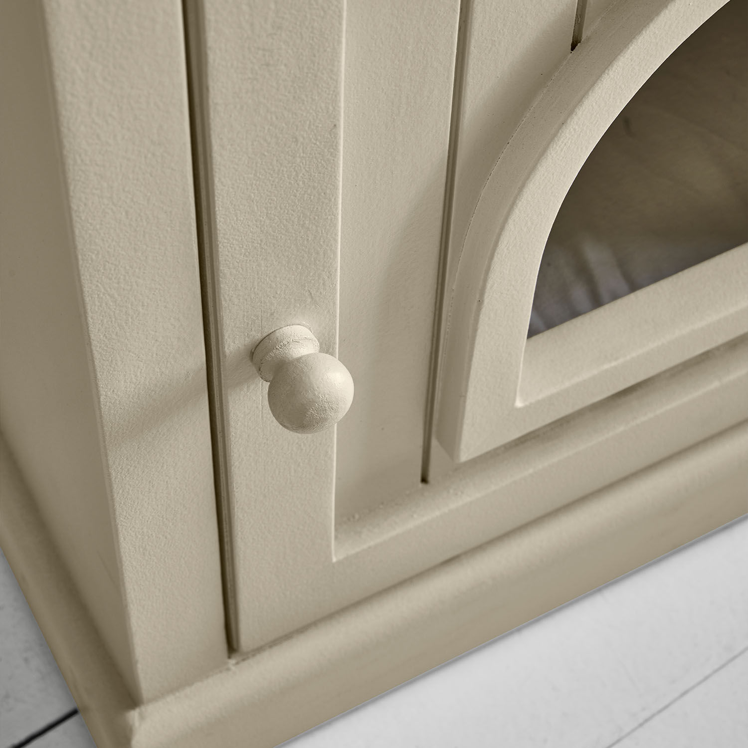 Beiger Holzschrank mit runder Knauf und Glastür, Vintage-Stil Aufbewahrungsmöbel