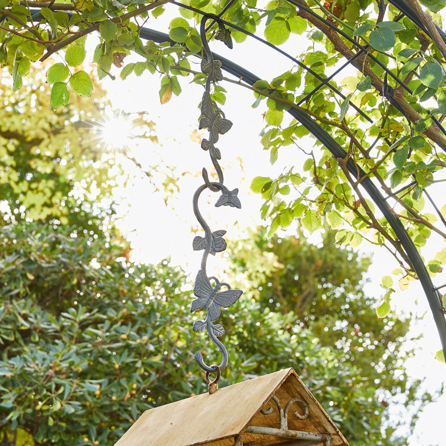 Metallhaken mit Schmetterlings- und Blattmotiv im Garten, dekorativer Aufhänger für Gartenzubehör
