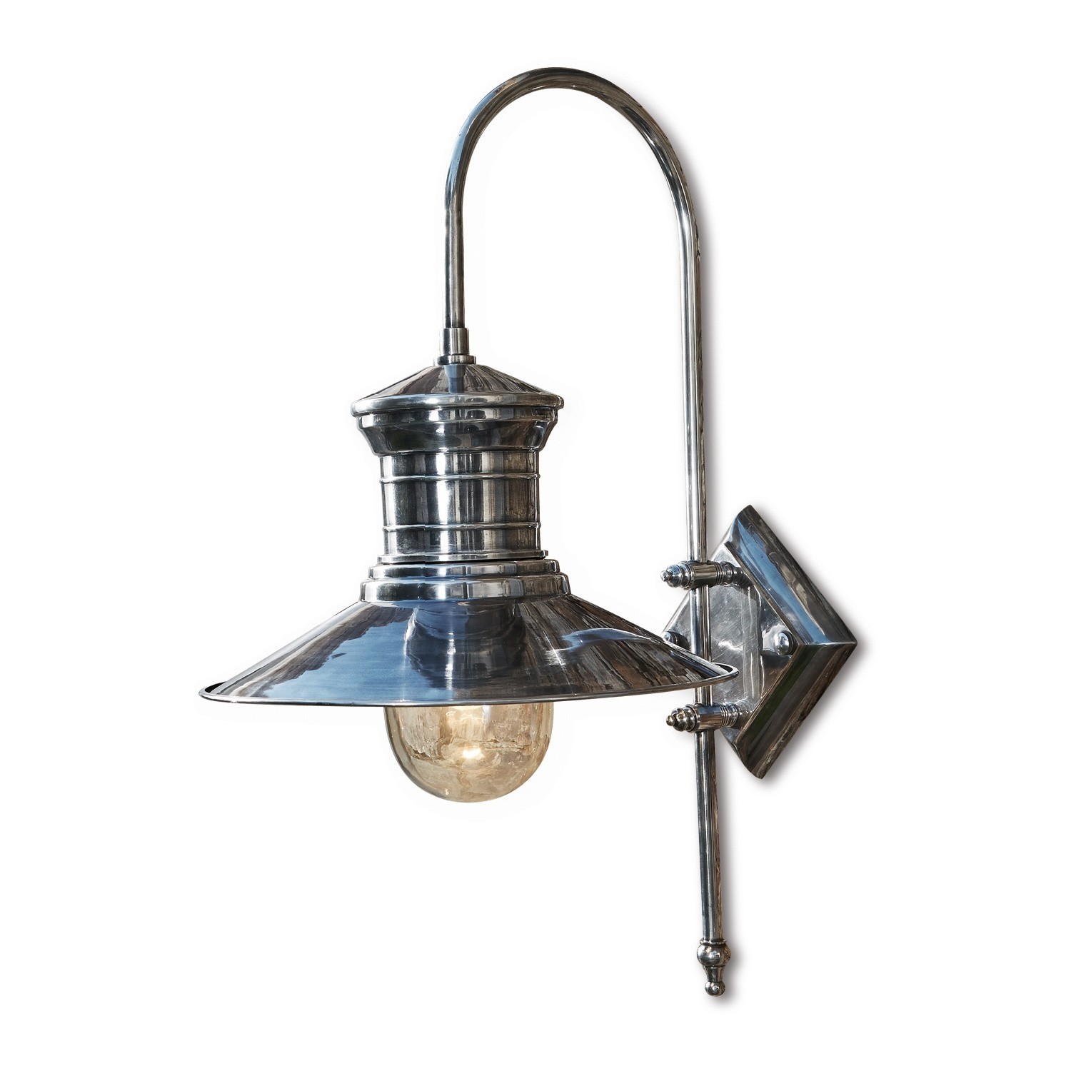 Wandlampe aus Metall in Silber mit Schirm und Glühbirne, moderner industrieller Stil