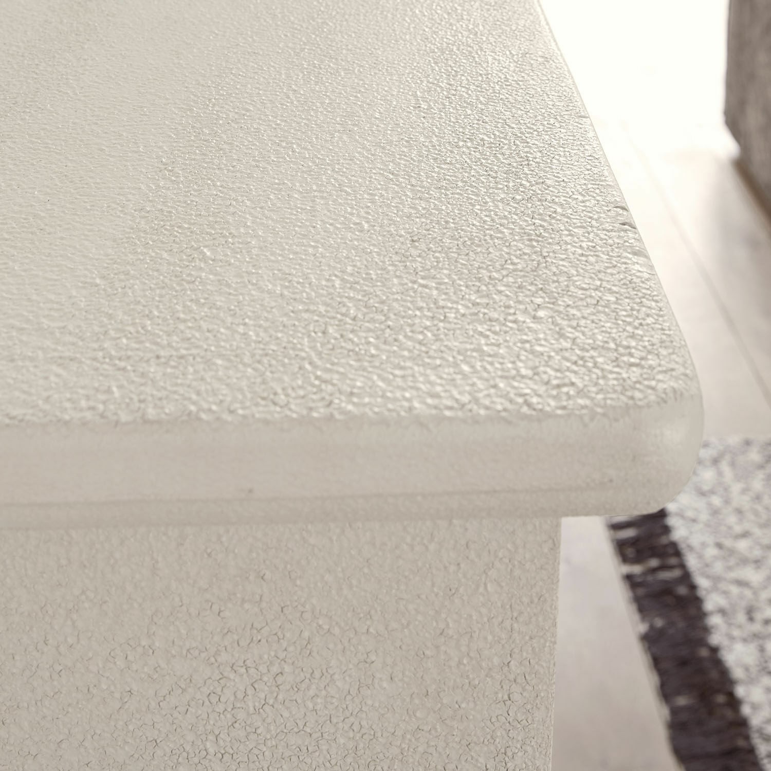 Weißes Möbelstück mit strukturierter, matter Oberfläche für modernes Interieur