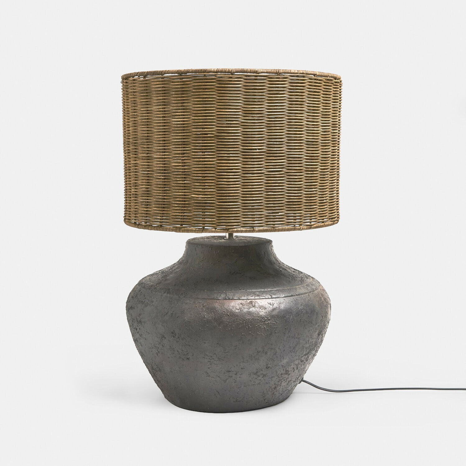 Tischlampe Mirodella Tischlampe mit dunklem Keramikfuß und natürlichem Rattanschirm, dekorative Wohnraumbeleuchtung