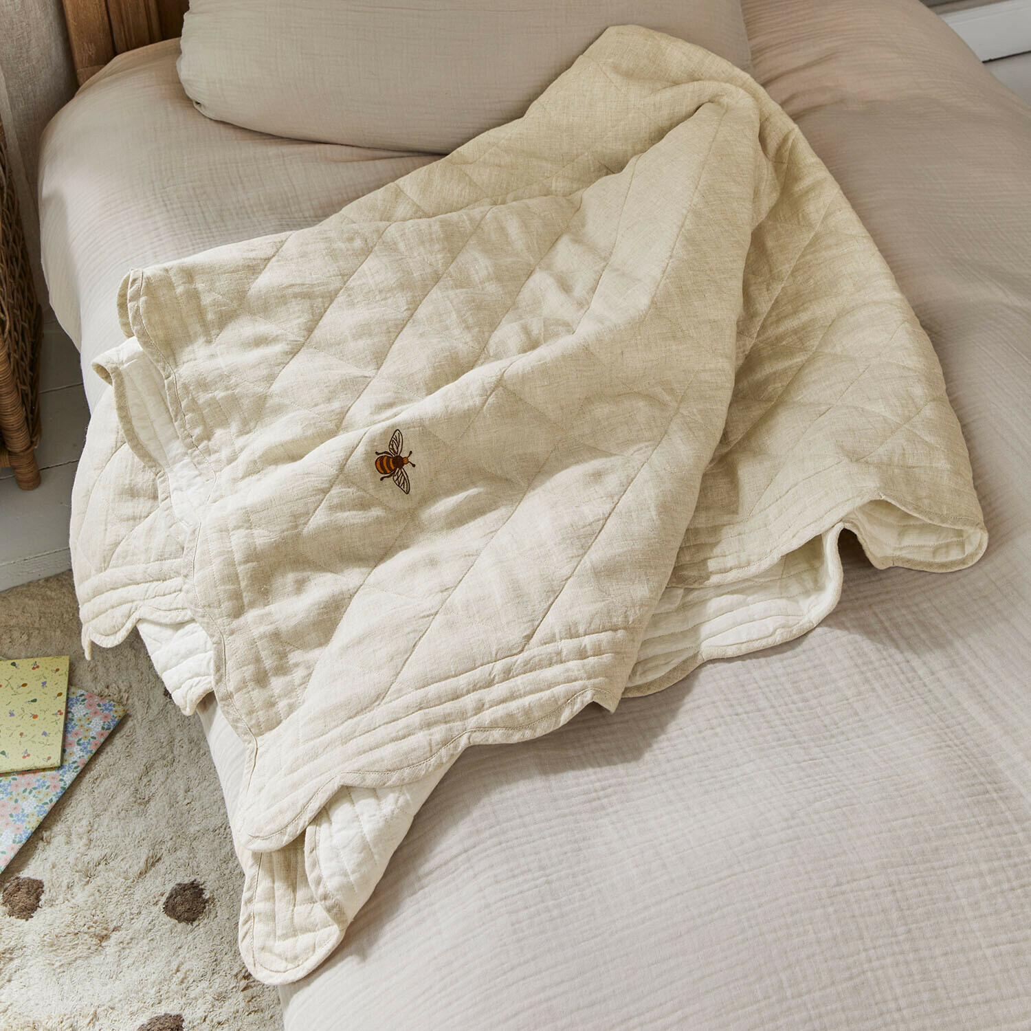 Quilt Fluttery Beige gesteppte Tagesdecke mit Bienenstickerei auf Bett, weicher Baumwollstoff fürs Schlafzimmer