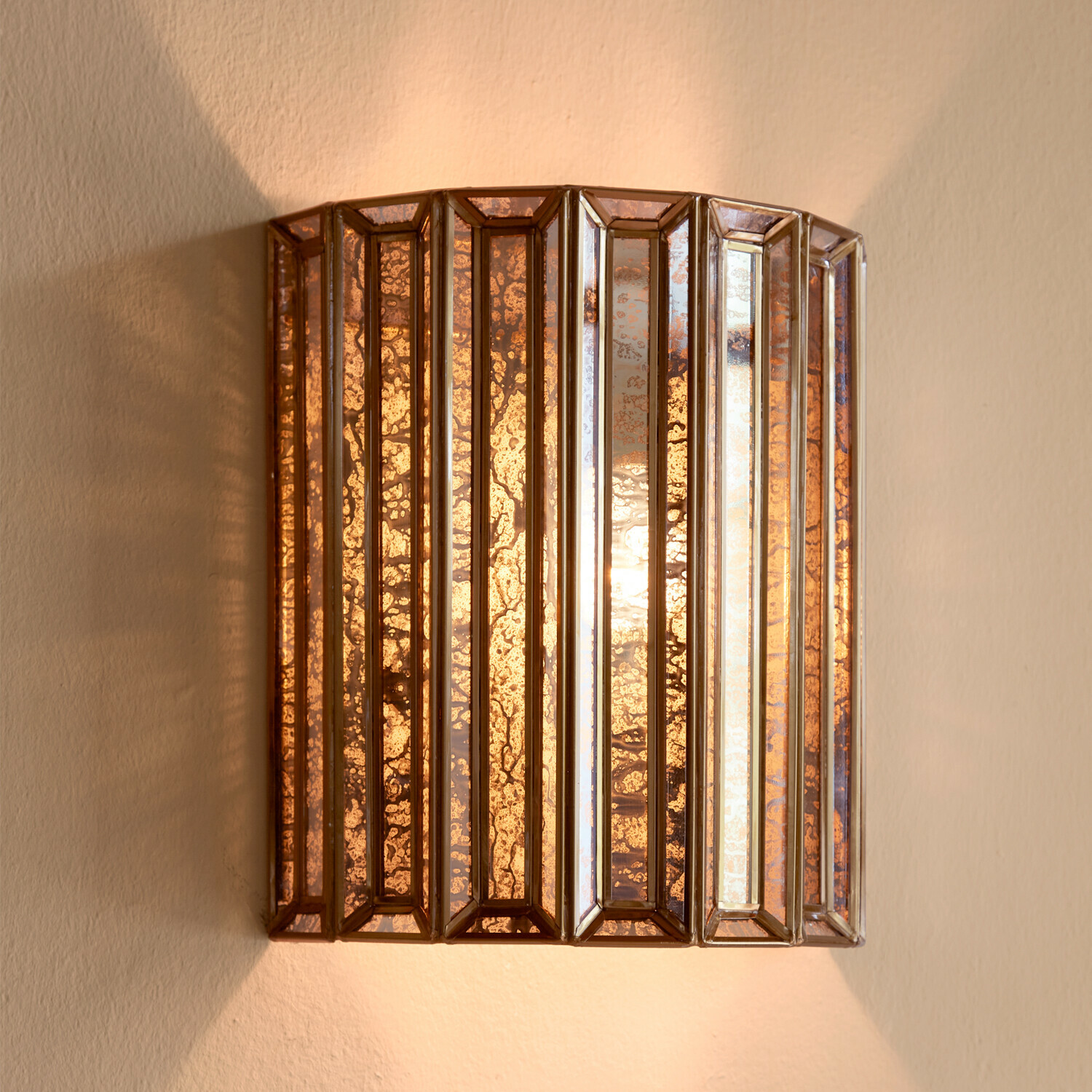 Wandleuchte aus kupferfarbenem Glas mit dekorativem Muster, warmes Licht für Wohnzimmer oder Schlafzimmer
