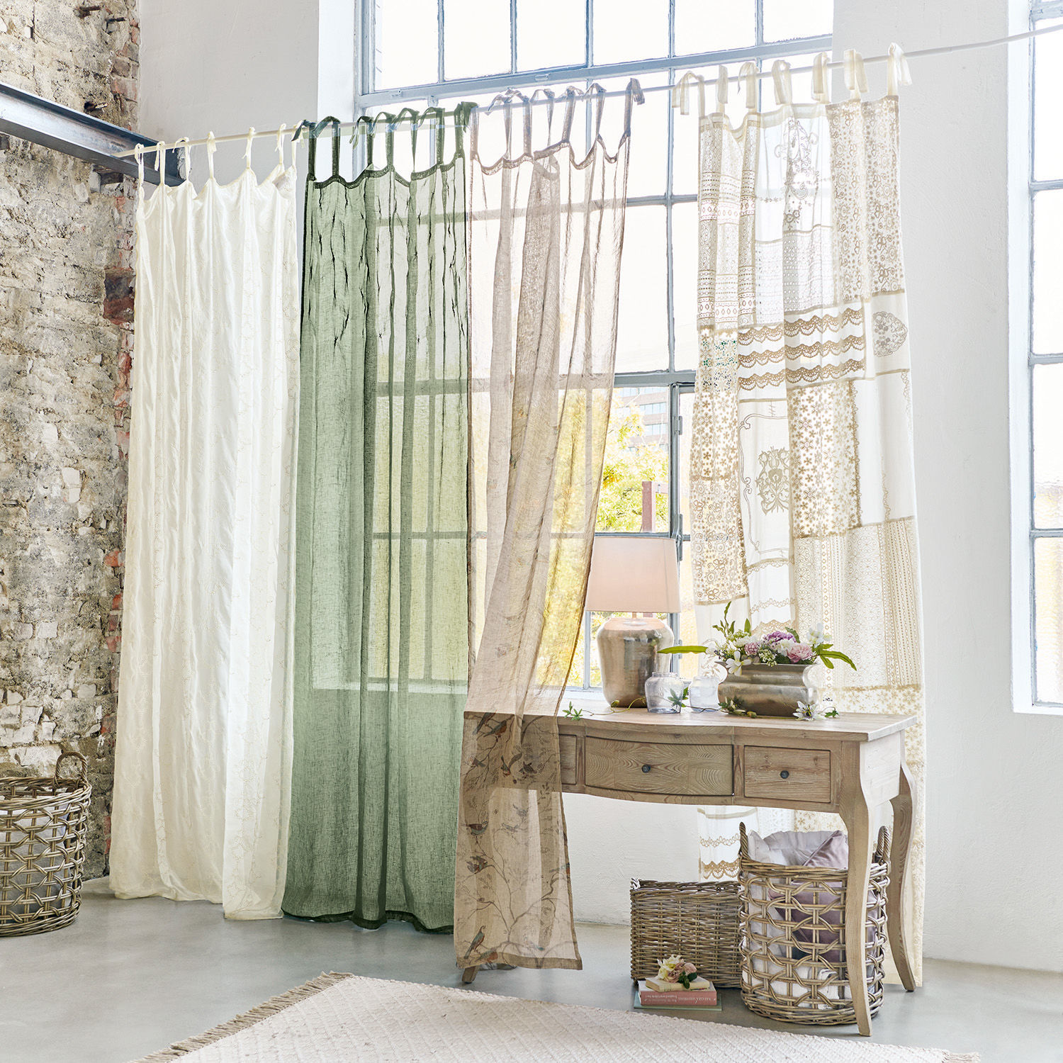 Set aus transparenten Vorhängen in Creme, Grün und Beige zur Fensterdekoration im Landhausstil