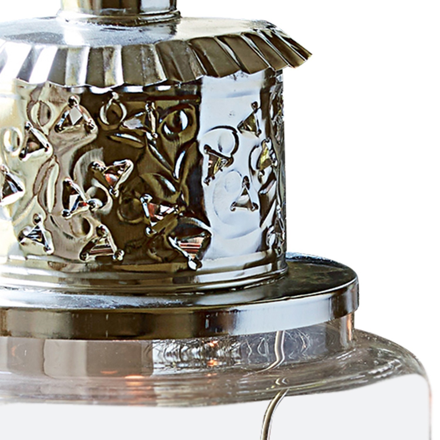 Metalllampenschirm mit filigranem Muster und klarem Glas, dekorative Tischlampe