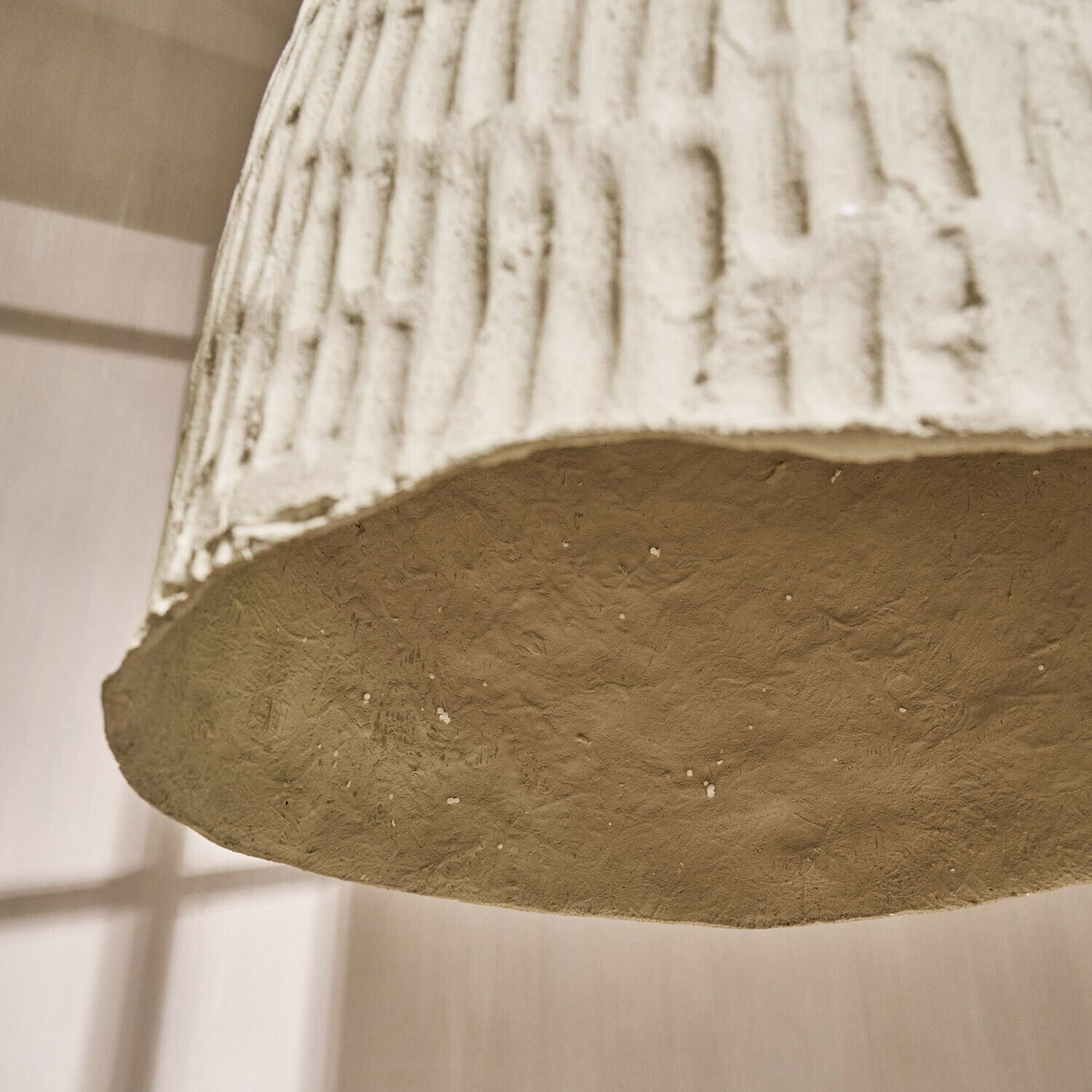 Beiger Lampenschirm aus strukturiertem Material mit natürlicher Optik für Pendelleuchte