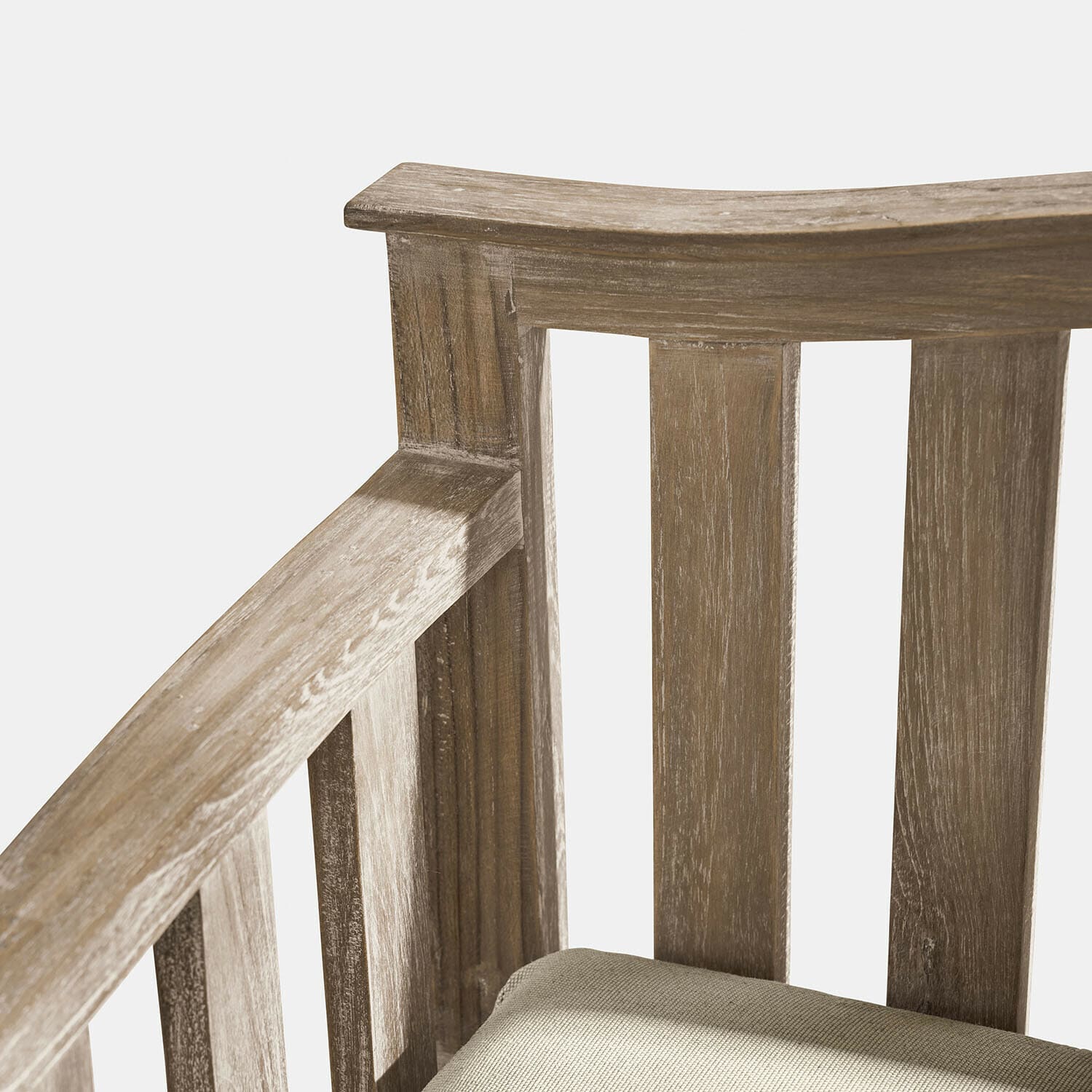 Holzstuhl mit hellbraunem Finish und beigem Sitzkissen, gemütliches Möbelstück
