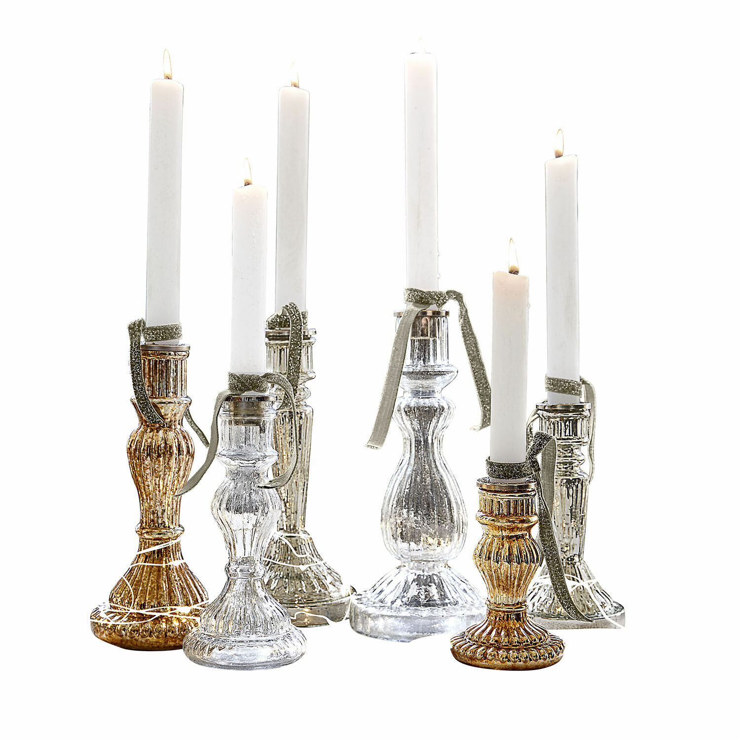 Kerzenständer 6er Set Quirène Sechsteiliges Set aus gold- und silberfarbenen Glas-Kerzenhaltern mit weißen Kerzen und dekorativen Bändern