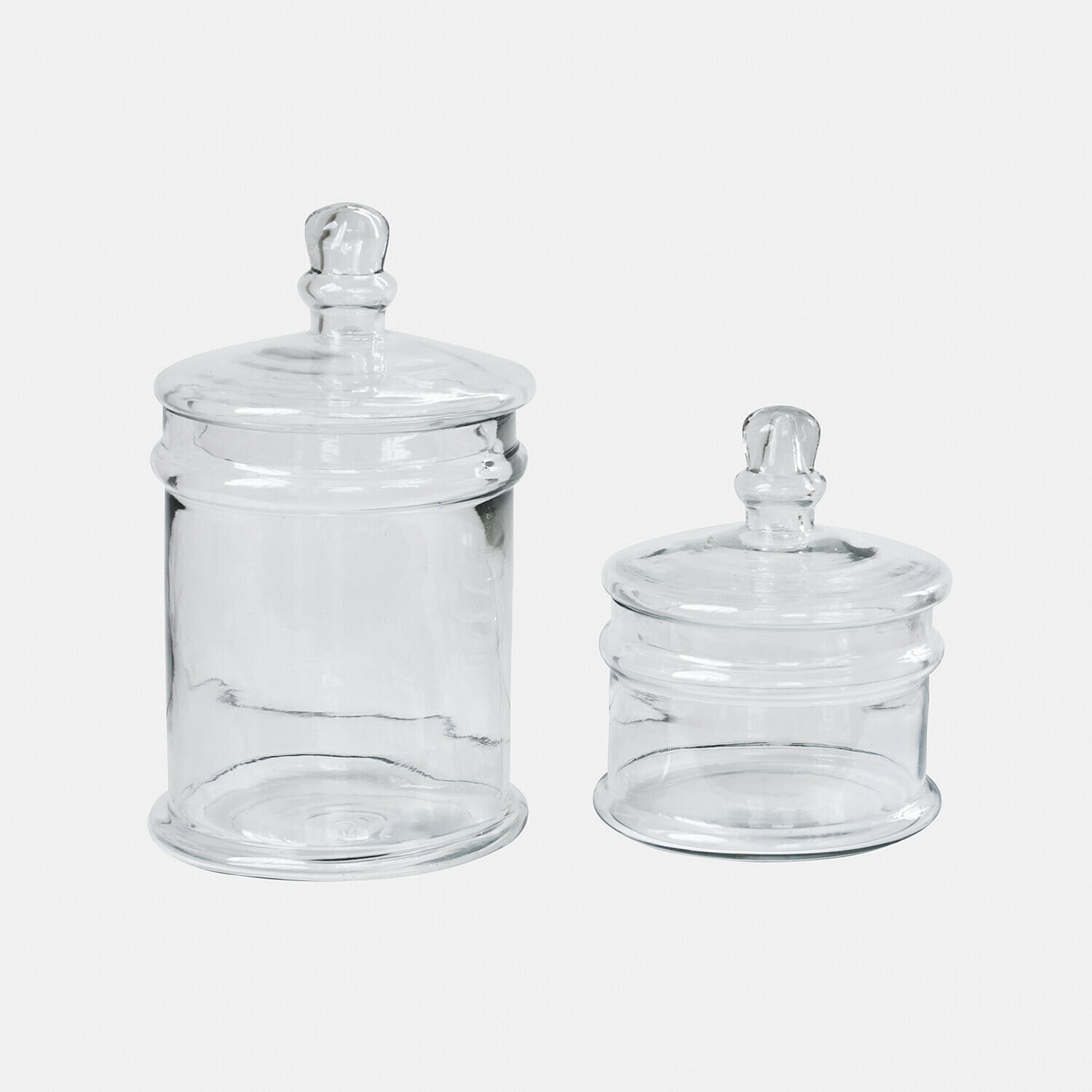 Set aus zwei transparenten Glasbehältern mit Deckeln zur Aufbewahrung in der Küche