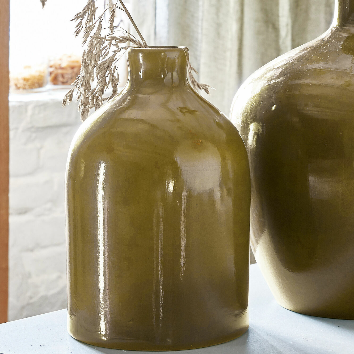 Olivefarbene Keramikvase mit matter Oberfläche als dekoratives Wohnaccessoire