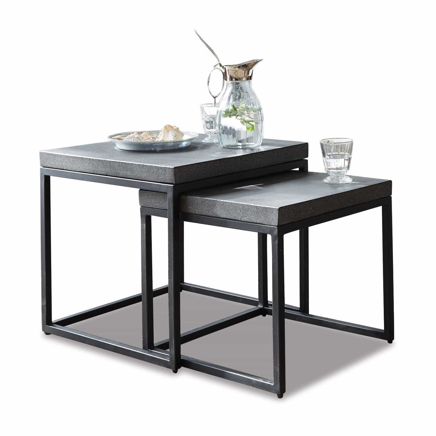 Zweier-Set Beistelltische mit schwarzem Metallgestell und grauer Steinplatte, dekoriert mit Glas und Karaffe