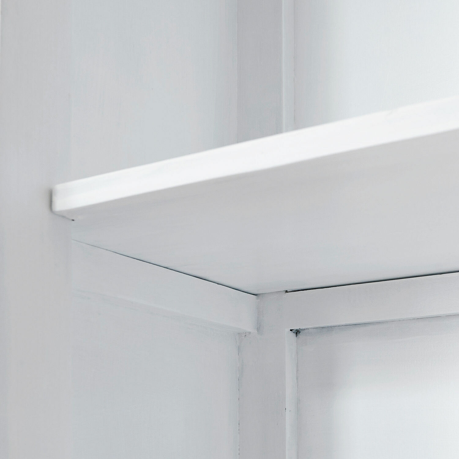 Weiße Holzeckregal mit minimalistischem Design zur Aufbewahrung im Innenbereich