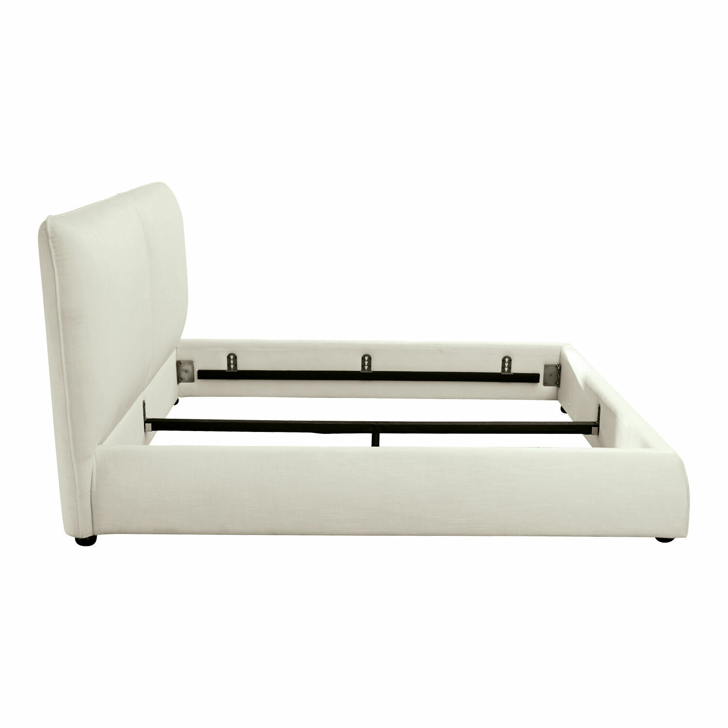 Hell bezogenes Bett mit hohem Kopfteil und Metallrahmen, modernes Design für Schlafzimmer