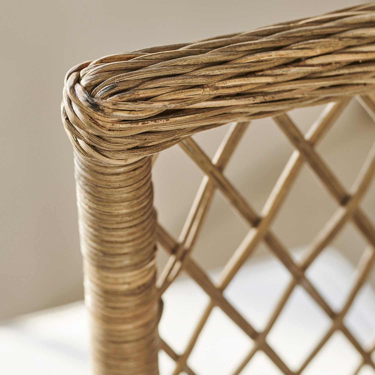 Natürliche Rattan-Eckverbindung eines Stuhls mit geflochtenem Muster in hellbrauner Farbe