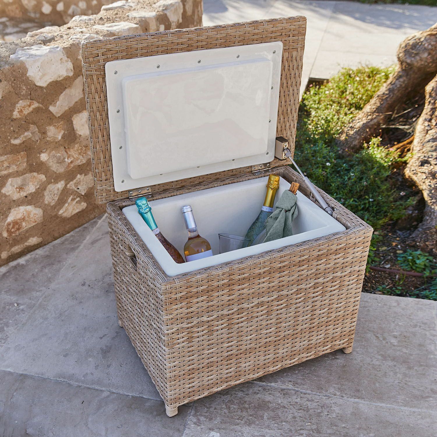 Kühlbox Karamea Offener Kübel aus natürlichem Rattan mit Weinflaschen und Glas im Freien
