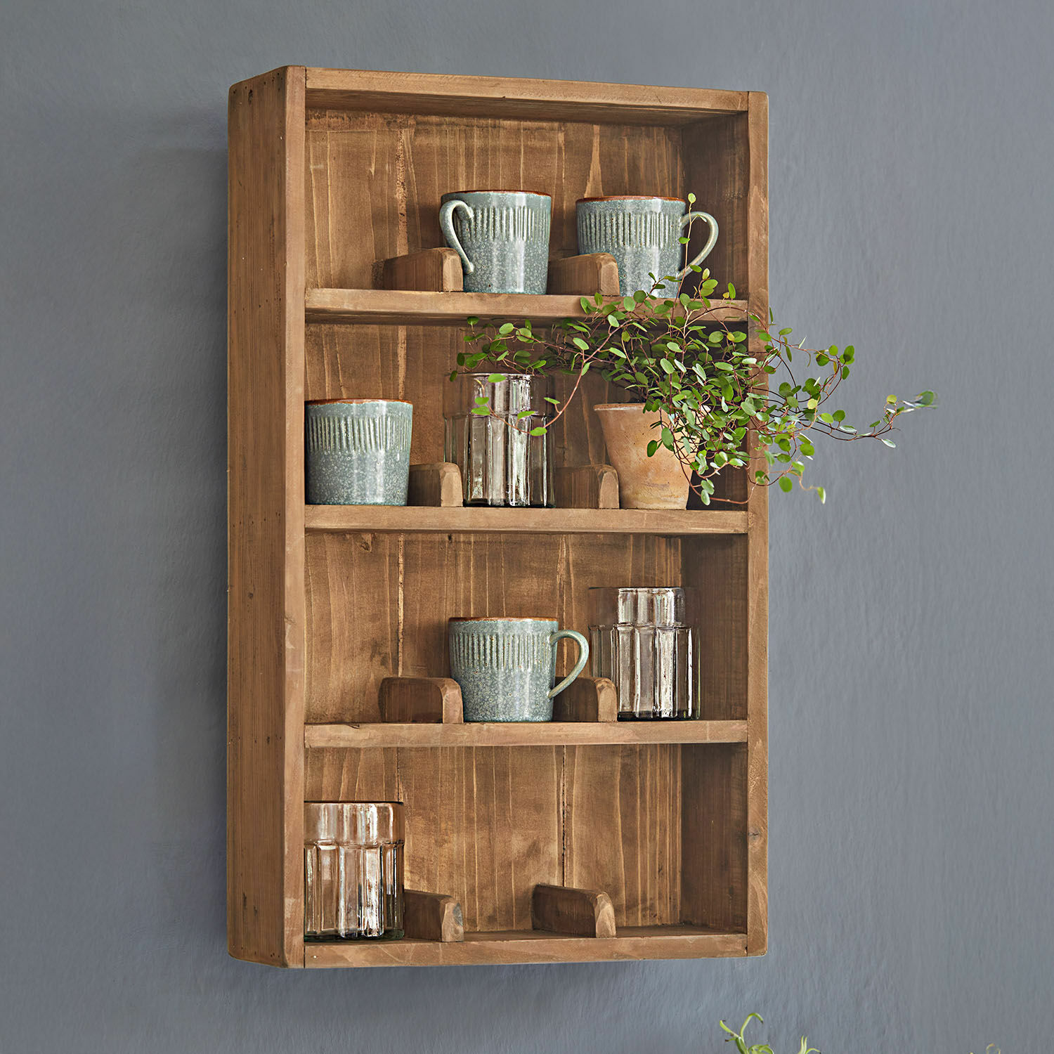 Wandregal Sunnybrook Wandregal aus Holz mit Keramiktassen und Gläsern, naturfarbene Holzoptik, Küchenaufbewahrung