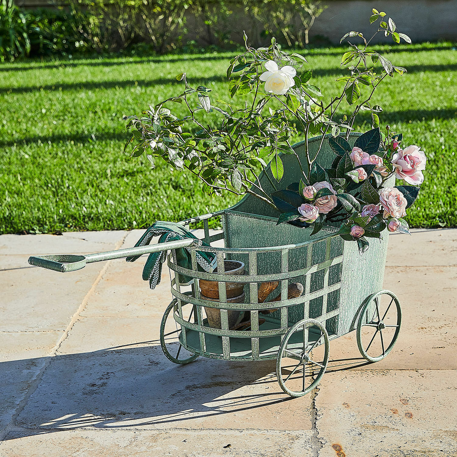 Pflanzkasten Pavignac Grüner Metall-Gartenwagen mit Rosen und Töpfen auf Terrasse, Gartengeräte