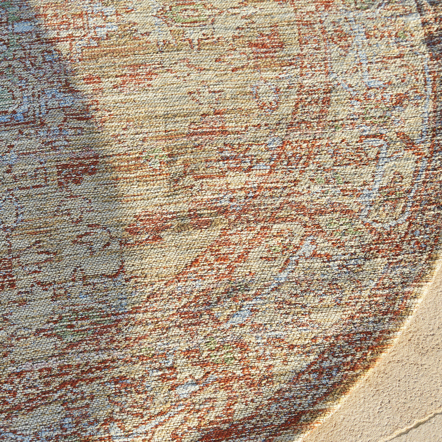 Runder Teppich mit warmem Beige-Rot-Muster, weiches Material, stilvolle Wohnraumdekoration