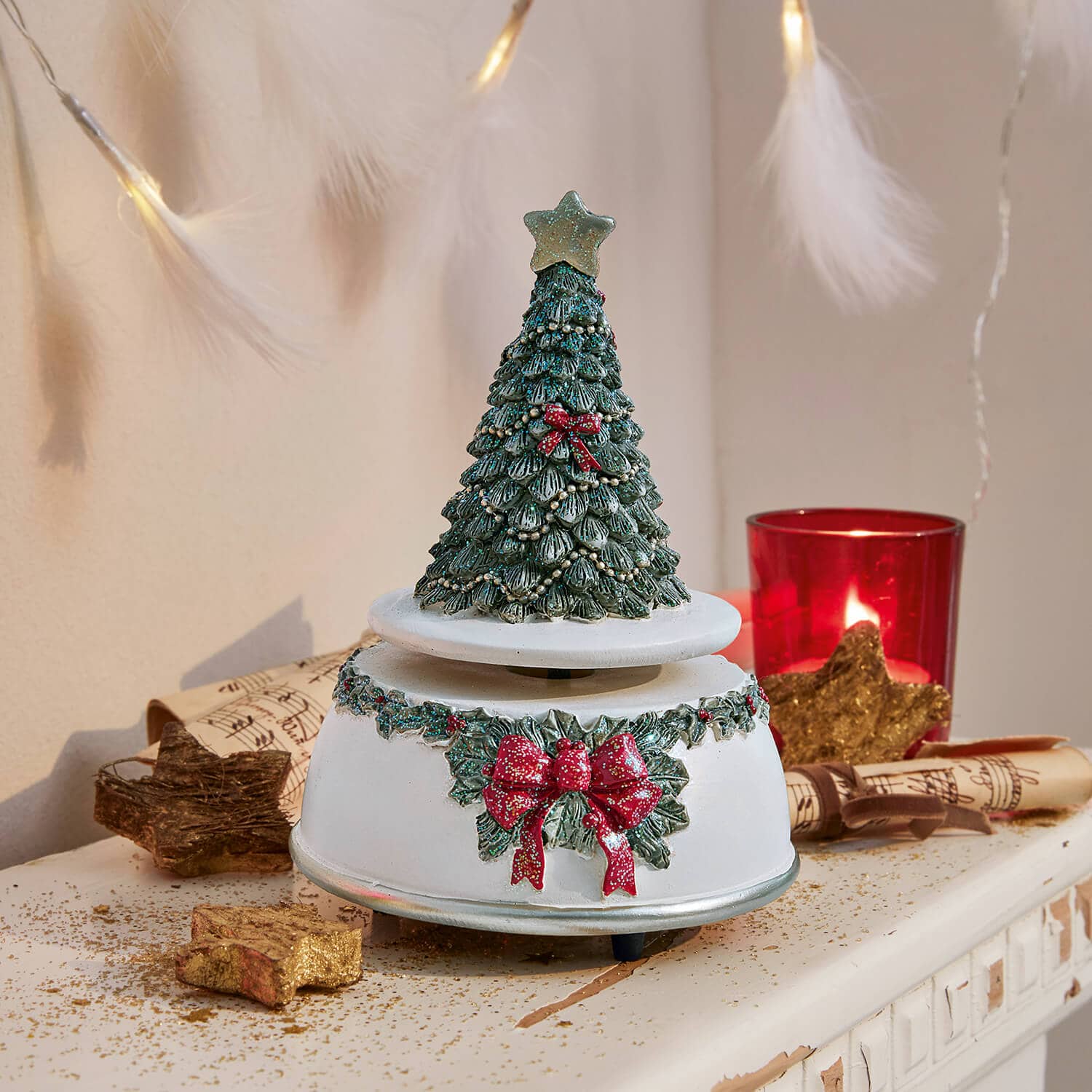 Weiße Dekorationsbasis mit grünem Weihnachtsbaum und roten Schleifen, festlicher Weihnachtsschmuck