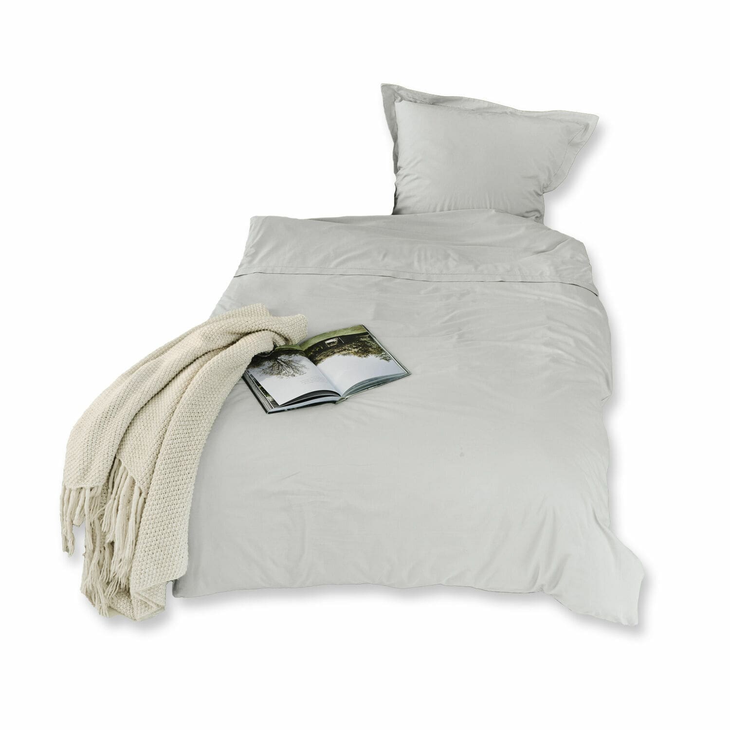 Grau Baumwoll-Bettwäsche Grosseto mit cremefarbenem Strickplaid und offenem Buch auf dem Bett