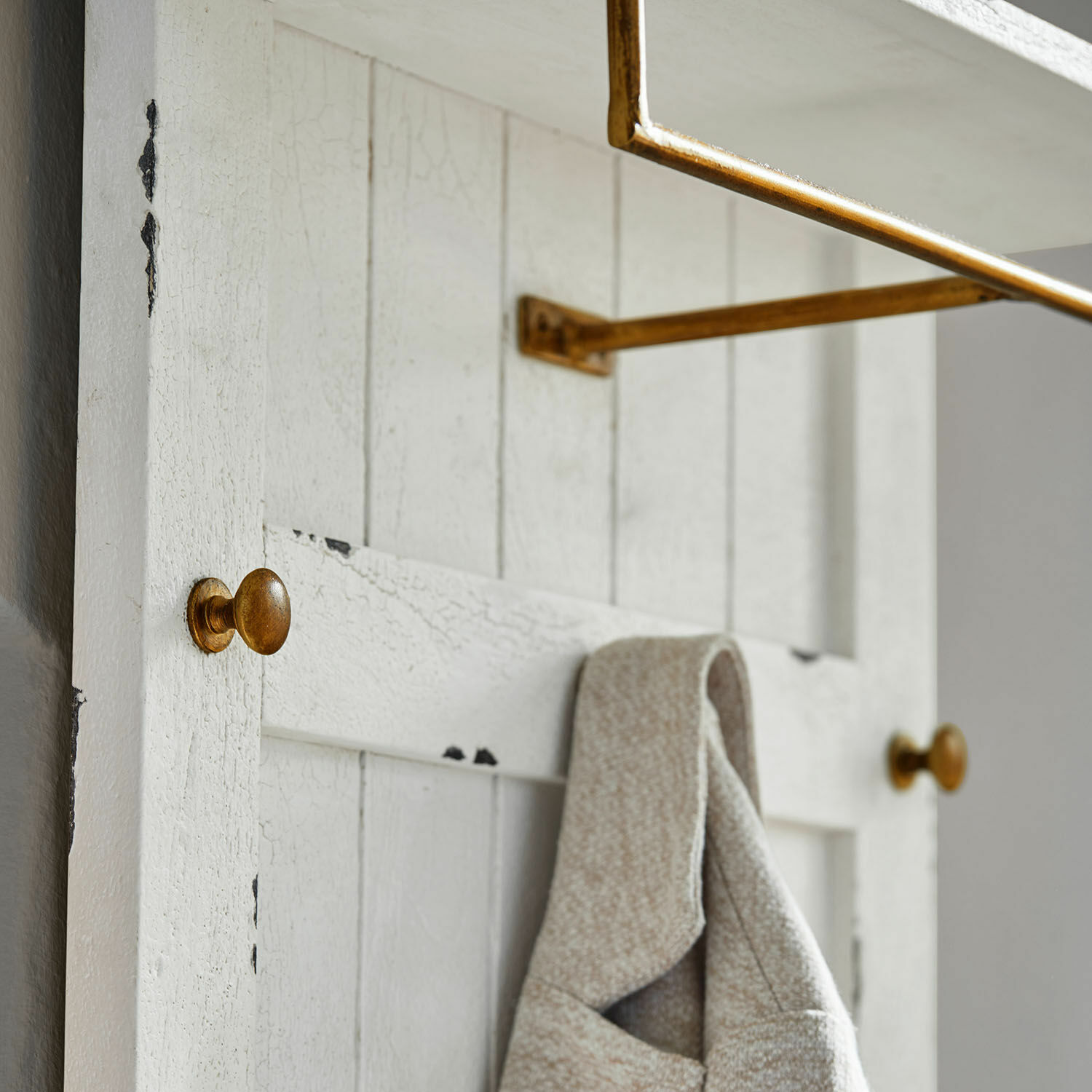 Weißer Holz-Wandhaken mit antikem Look und goldenen Haken für Flur oder Eingangsbereich