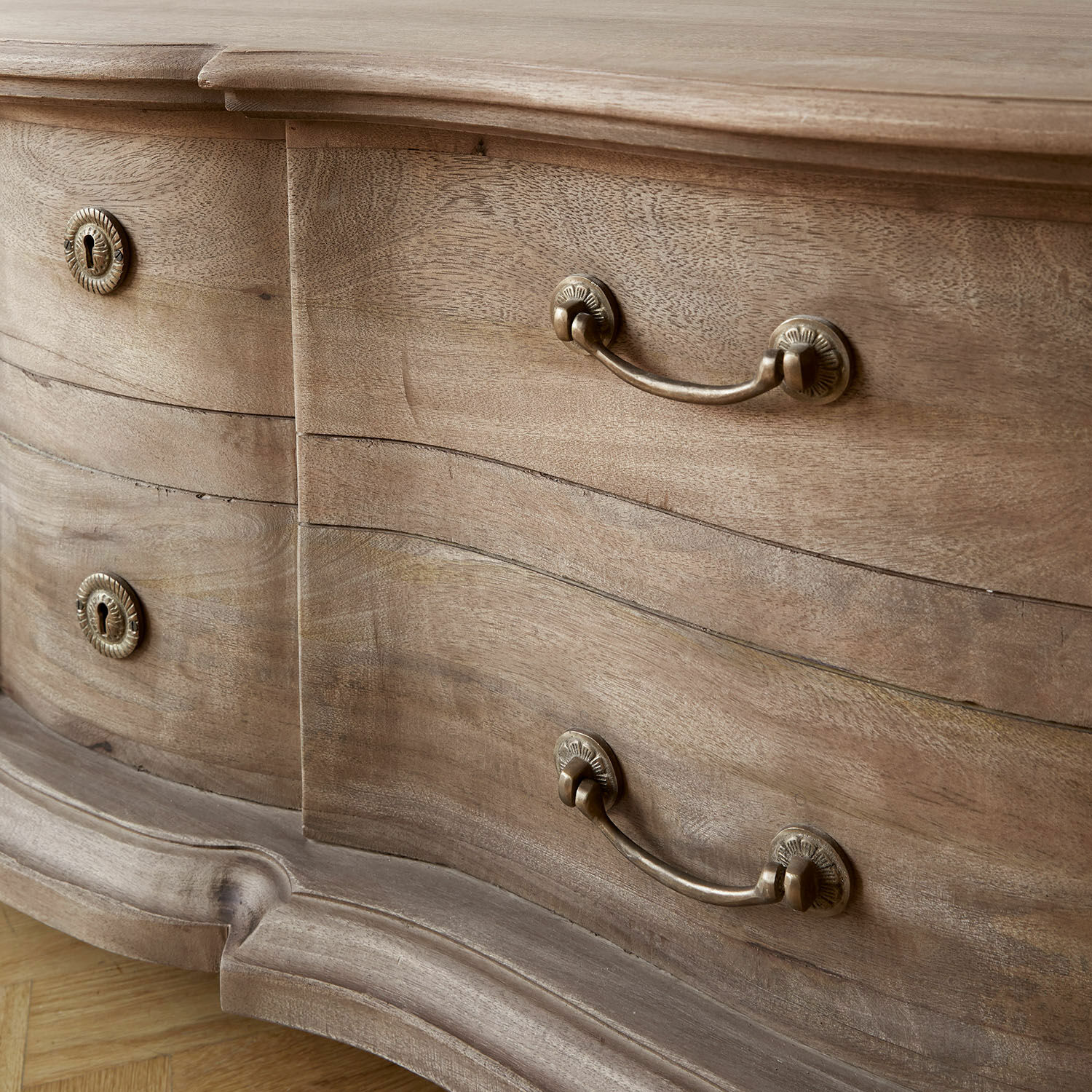 Kommode aus Mangoholz in Naturfarbe mit Messinggriffen und klassischem Design