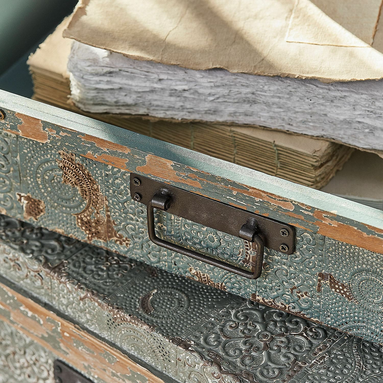 Grüne, antik wirkende Holzschublade mit Metallgriff und Reliefmuster, Vintage-Dekor