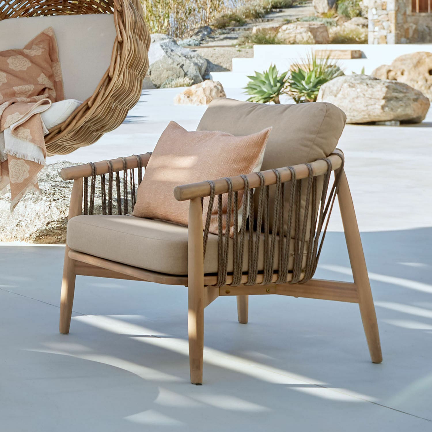 Sessel FSC®-100% Thornwick Outdoor-Sessel aus Holz und Seil in Beige mit Kissen, moderner Terrassenstuhl