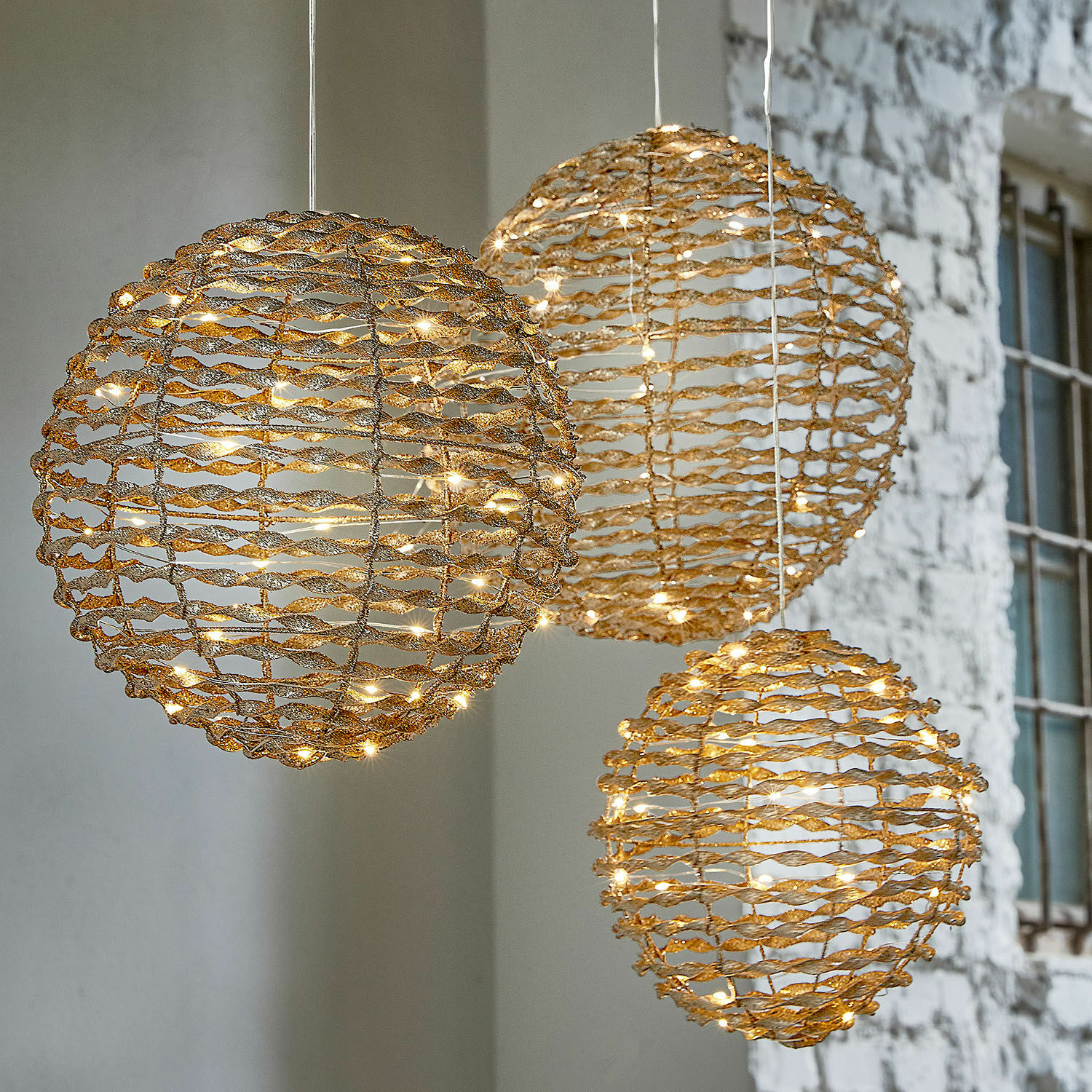 LED-Kugel 3er Set Thalindra Drei goldene Metallkugeln mit zarter LED-Beleuchtung als Wohnraumdekoration